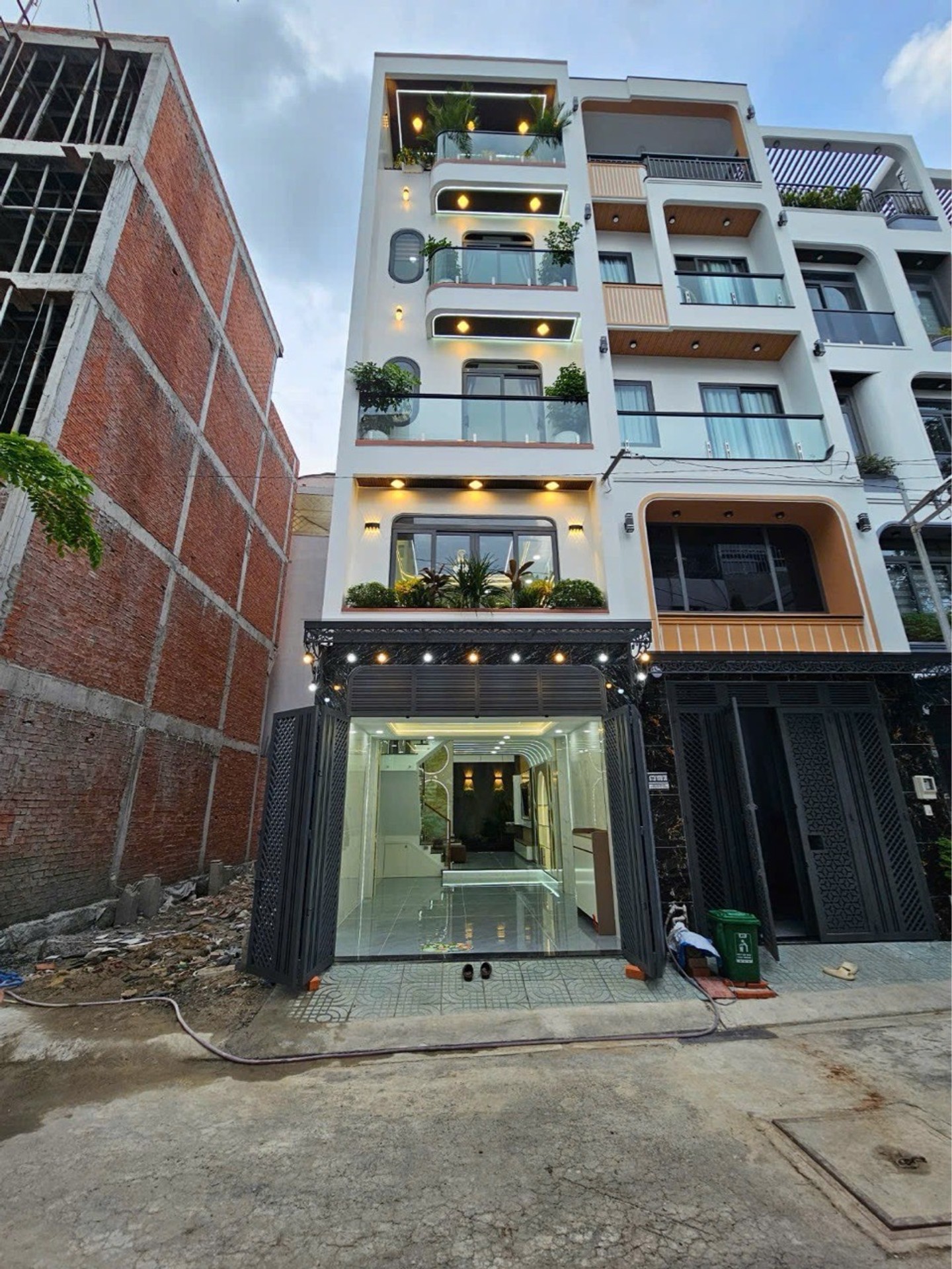 Bán nhà riêng Nguyễn Ảnh Thủ, 50.5m2, pháp lý rõ ràng, 5 tầng tiện nghi