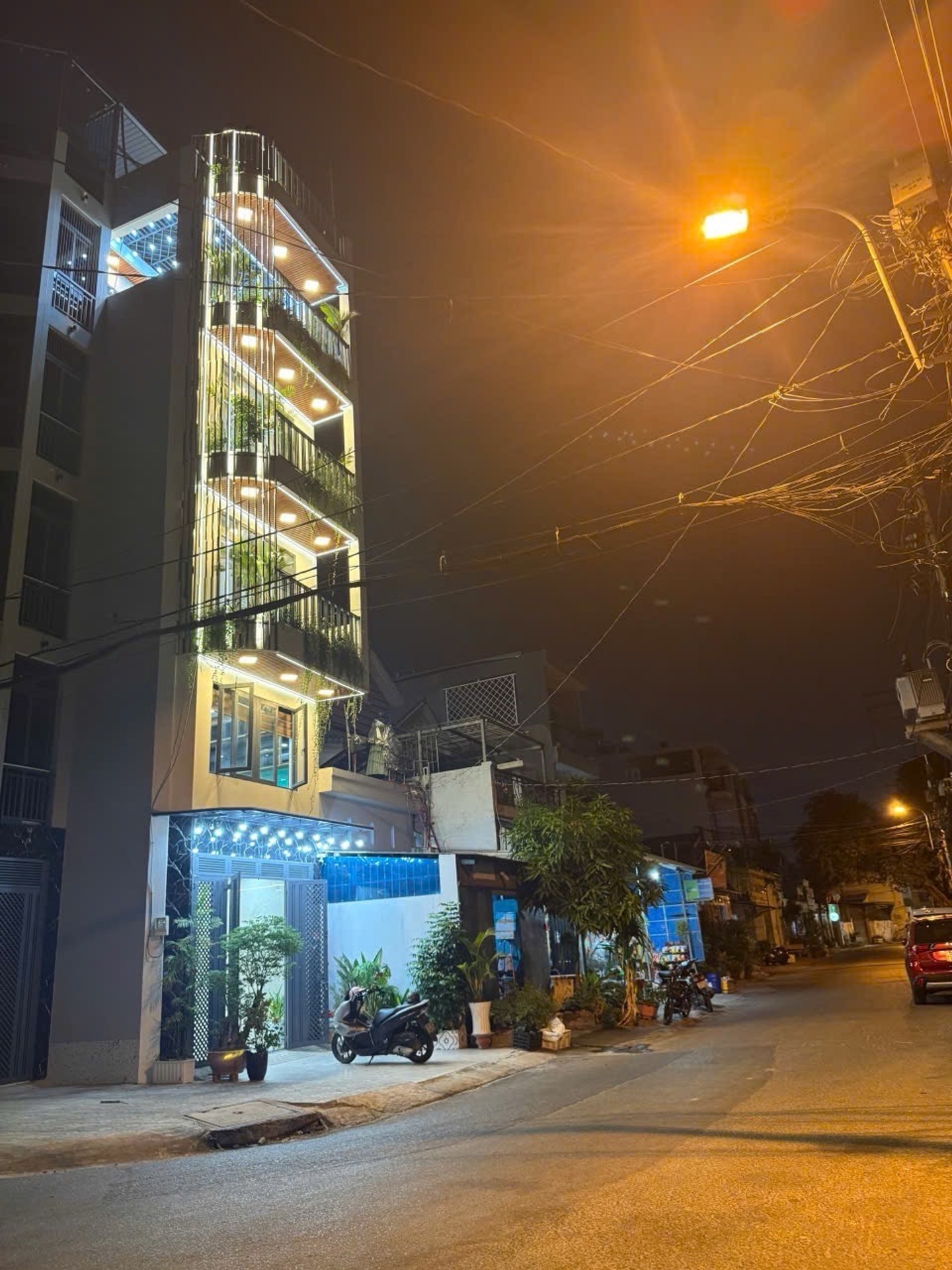 Nhà 6 tầng 4 PN mặt phố Quận 12, đầy đủ nội thất