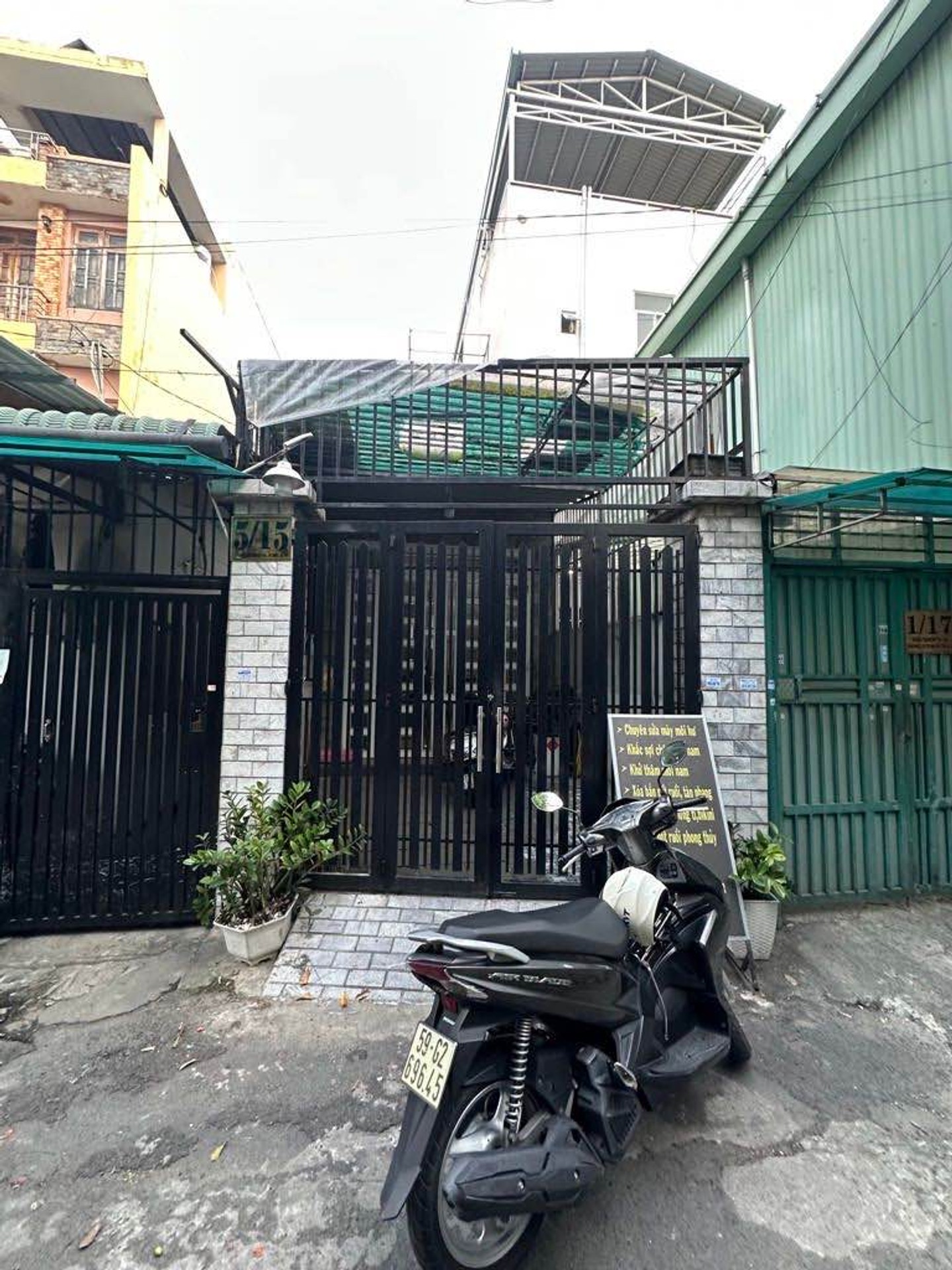 Bán nhà riêng 3 tầng và dãy trọ tại phường Trung Mỹ Tây, TP.HCM, tổng diện tích 180m²
