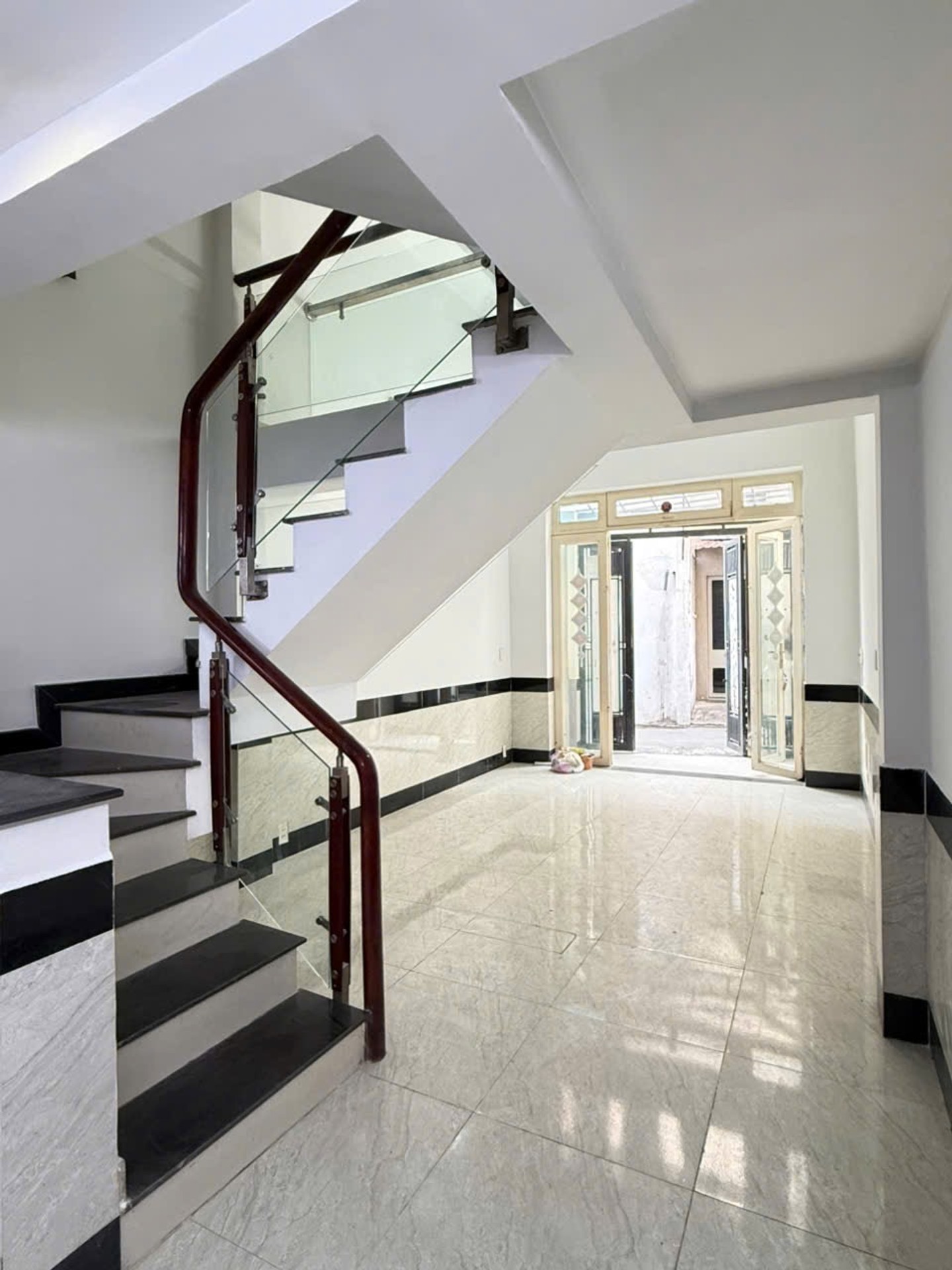 Nhà 4 tầng 5 phòng ngủ tại Tân Sơn, giá 5.8 tỷ