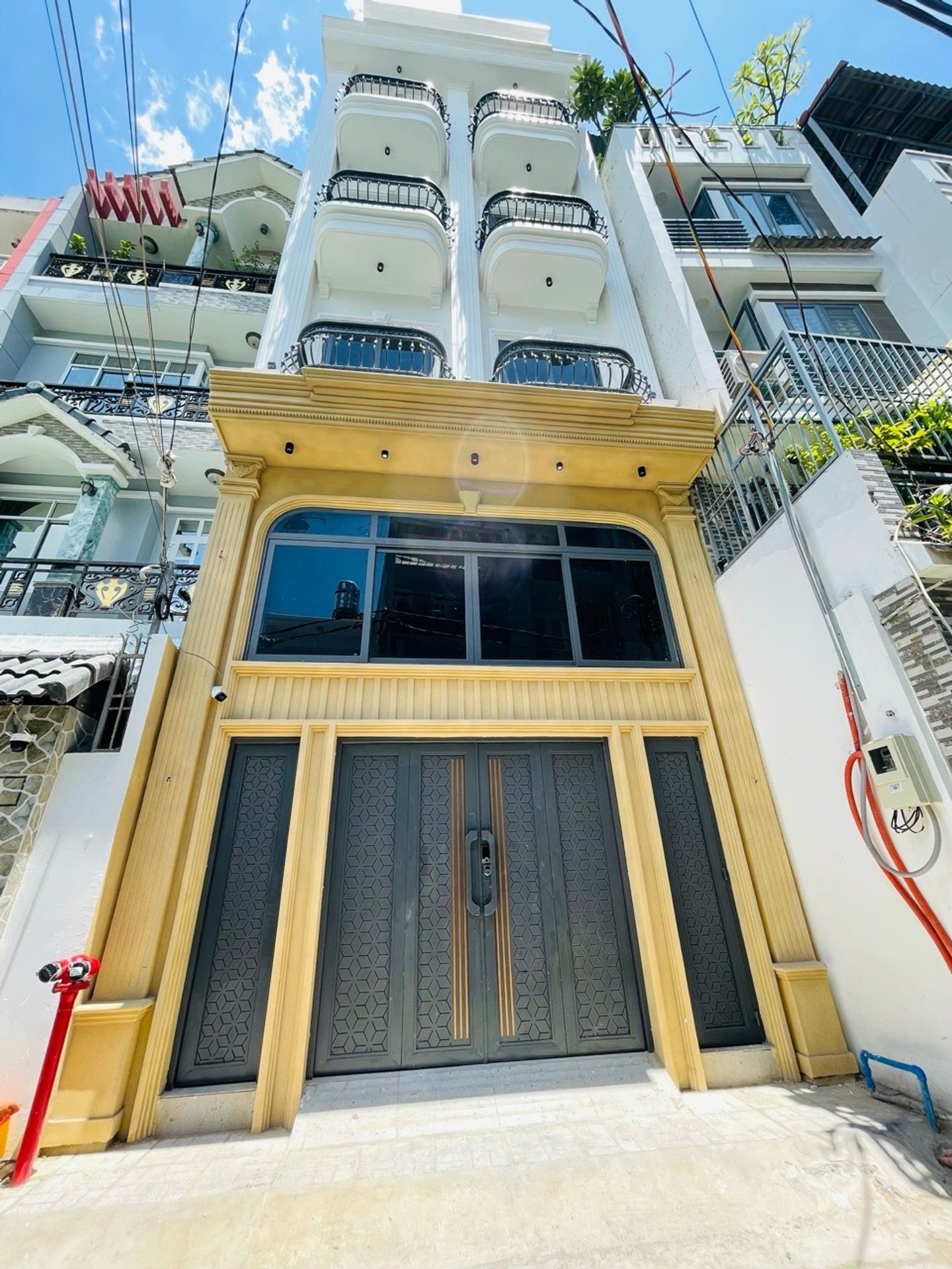 Tòa 15 phòng trọ 6 tầng gần sân bay, sinh lời cực đỉnh