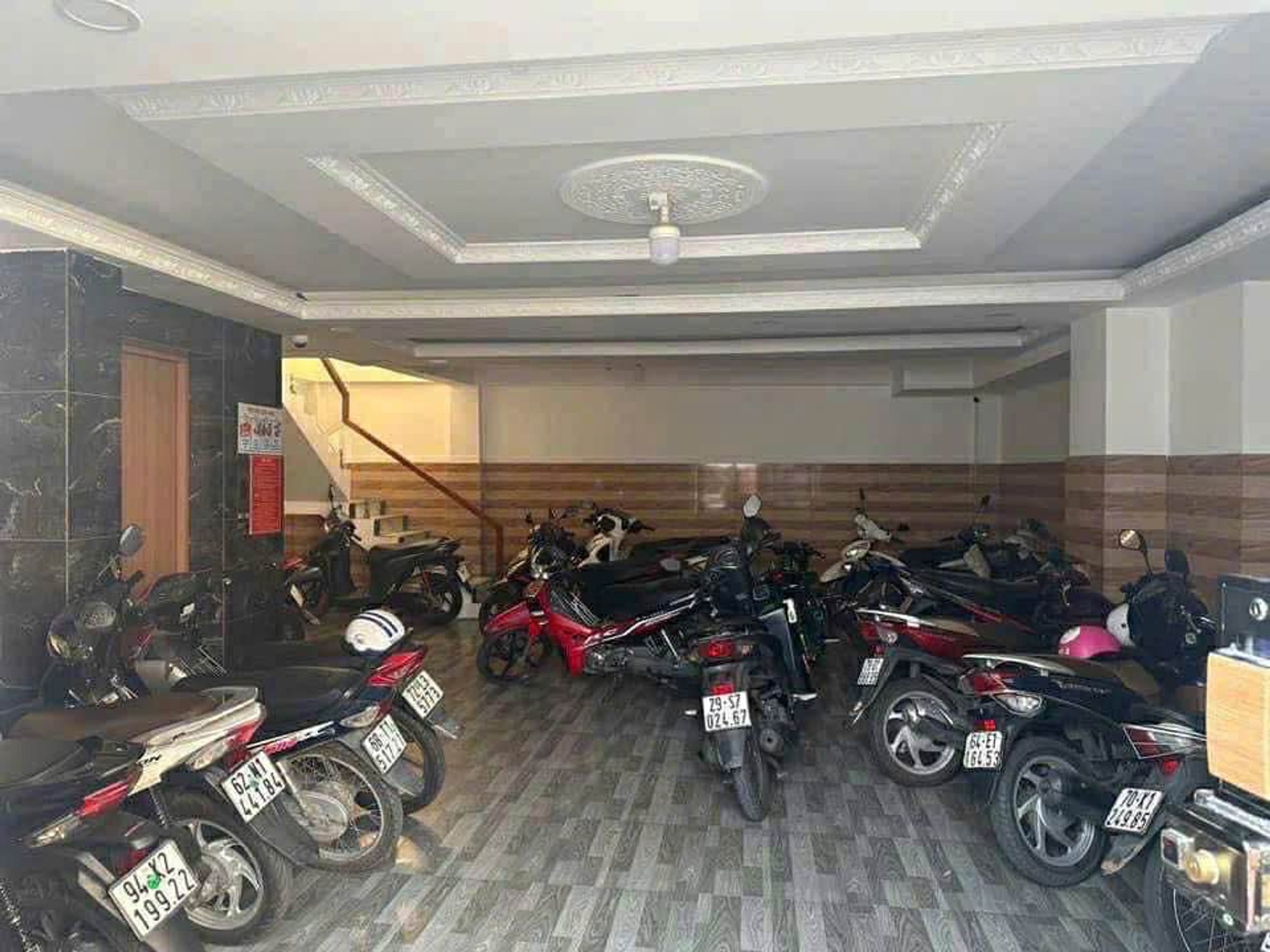 Căn hộ dịch vụ 5 tầng , thang máy, danh thu 120 triệu/ tháng, 24 phòng khép kín, ngay đại học văn