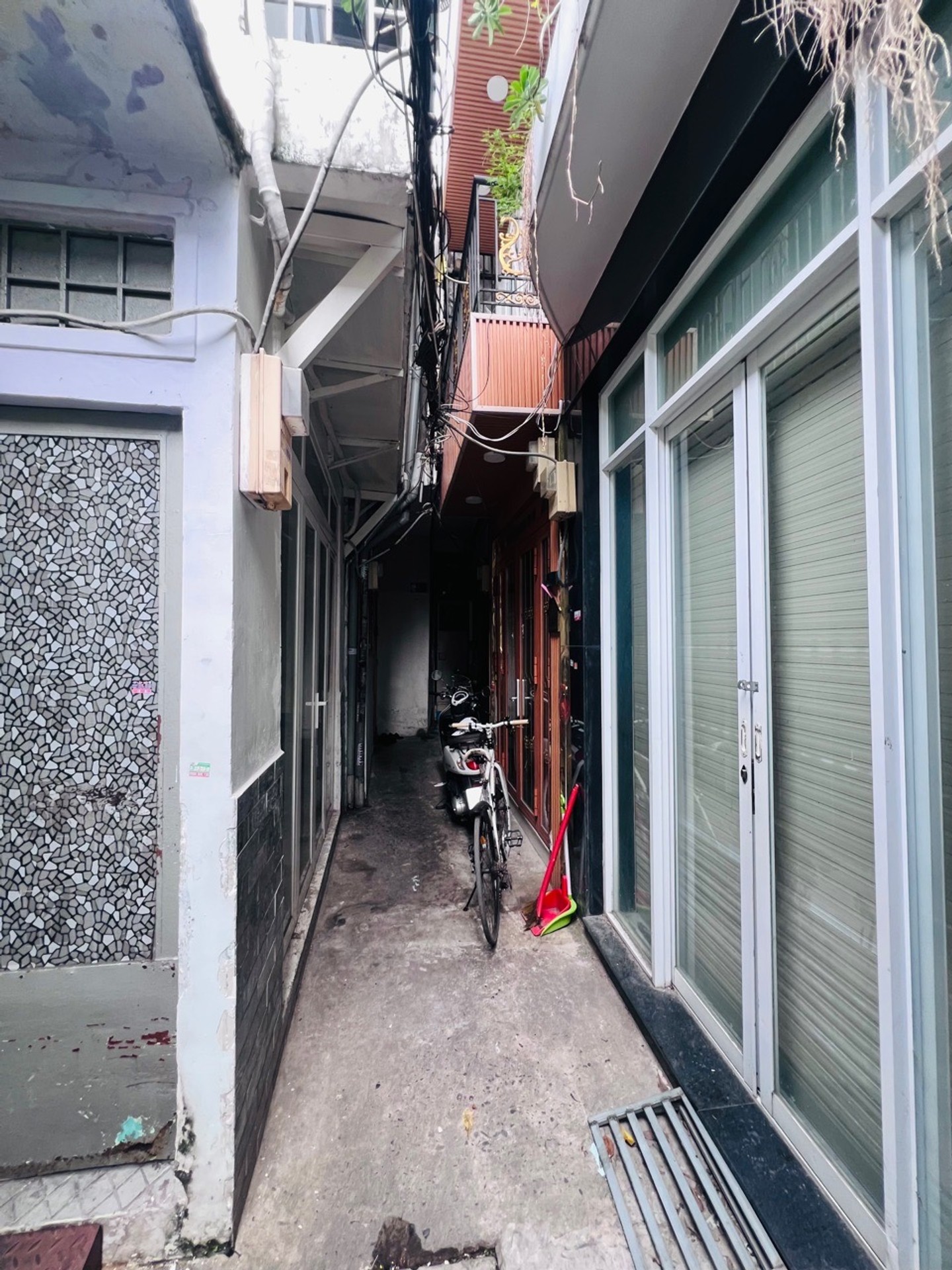 Nhà 2 tầng nhỏ xinh trung tâm Quận 10 giá mềm