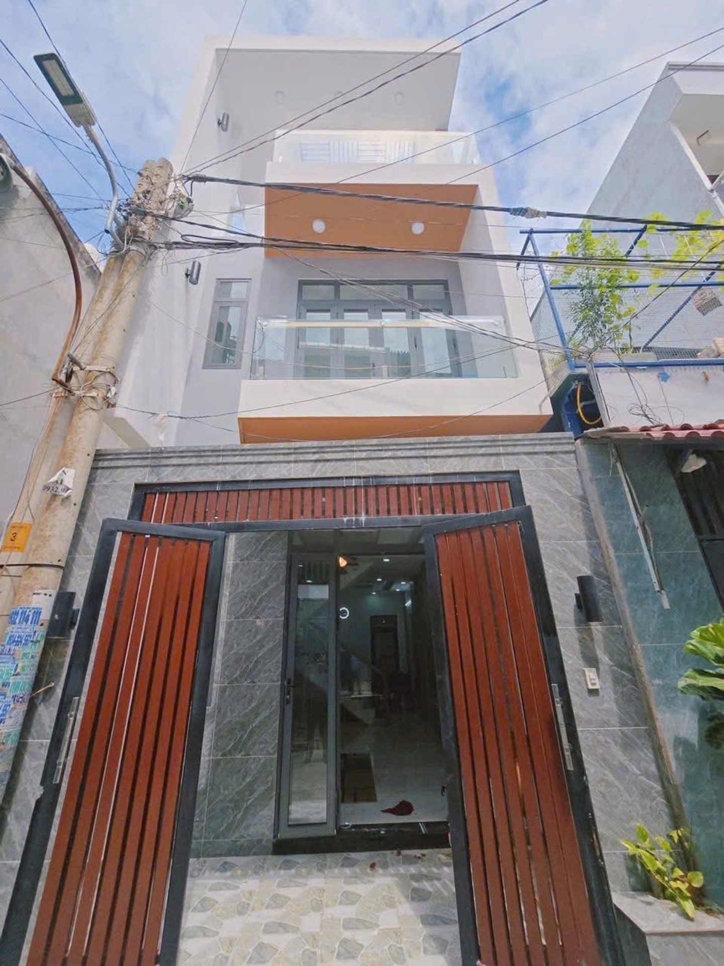 Nhà 3 tầng hướng Đông Nam, hẻm xe hơi tại Võ Văn Hát, cạnh trường Đại Học giá tốt chỉ 5,6 tỷ