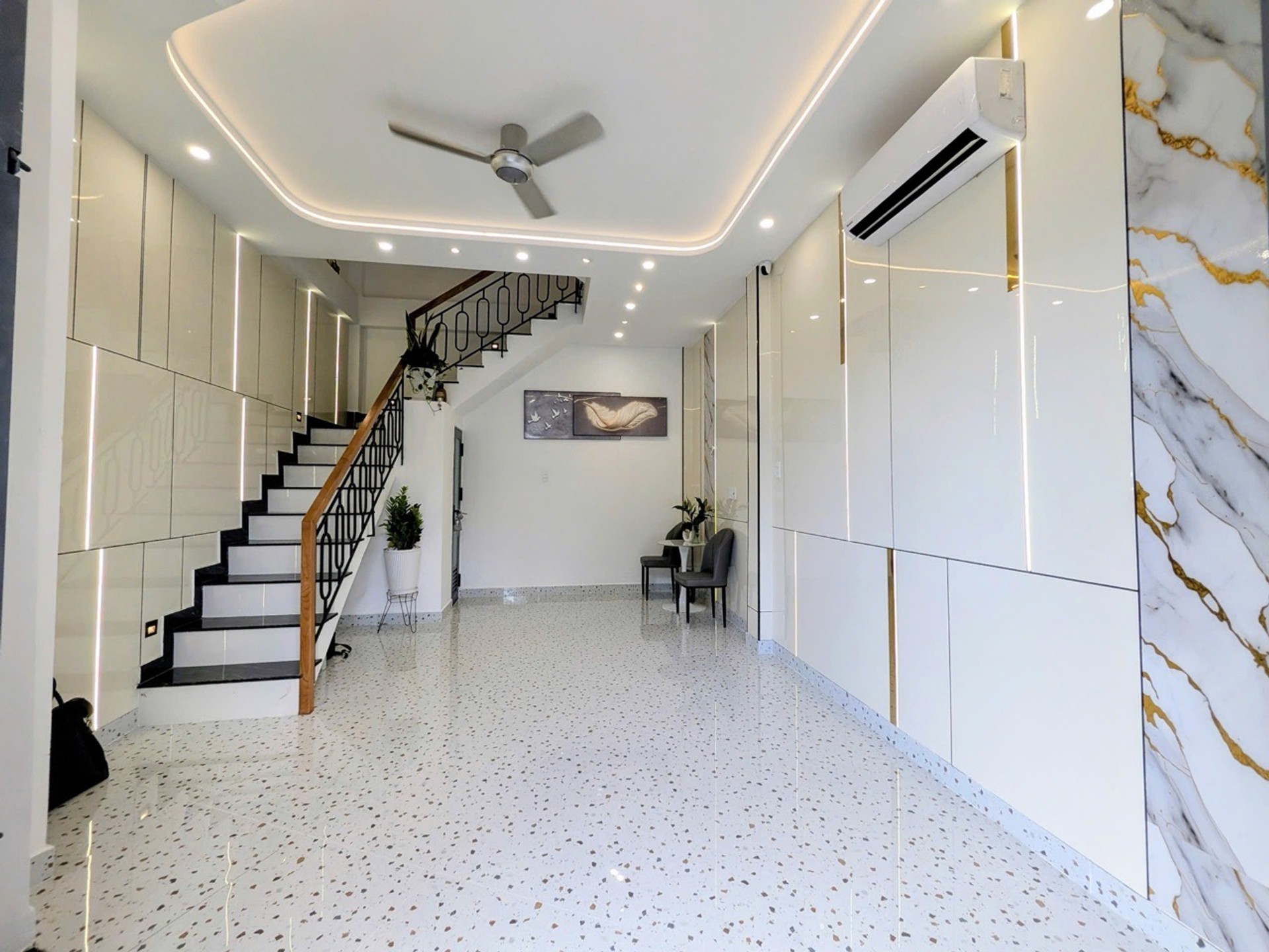 Nhà mặt phố Tân Bình giá sốc, 5 tầng kinh doanh đỉnh
