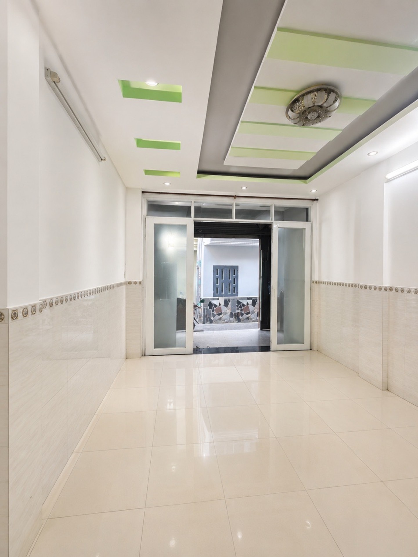 Nhà 4 tầng Bùi Thế Mỹ, không gian rộng, tiện nghi đầy đủ