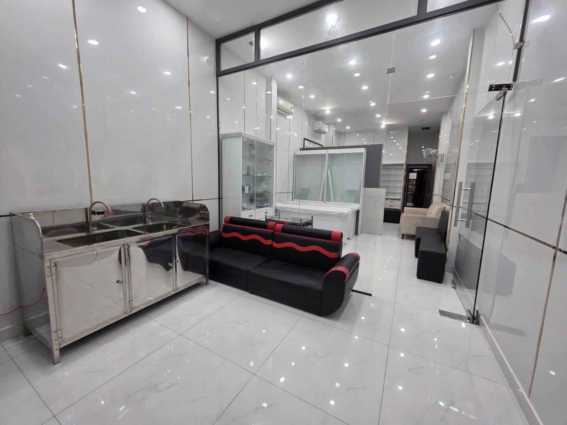 Nhà mặt phố kinh doanh đẳng cấp quận 10 với 4 tầng kết cấu bê tông chắc chắn