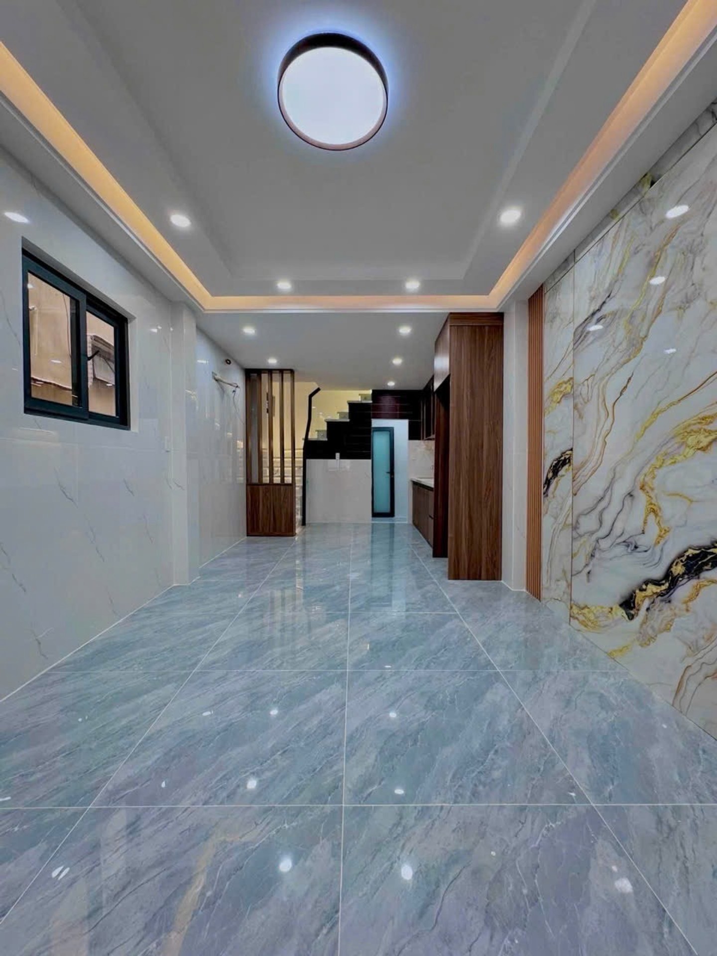 NHÀ MỚI MUA VÀO Ở NGAY, VỊ TRÍ ĐẮC ĐỊA, GẦN SÂN BAY, ĐỐI DIỆN TRUNG TÂM HỘI NGHỊ,