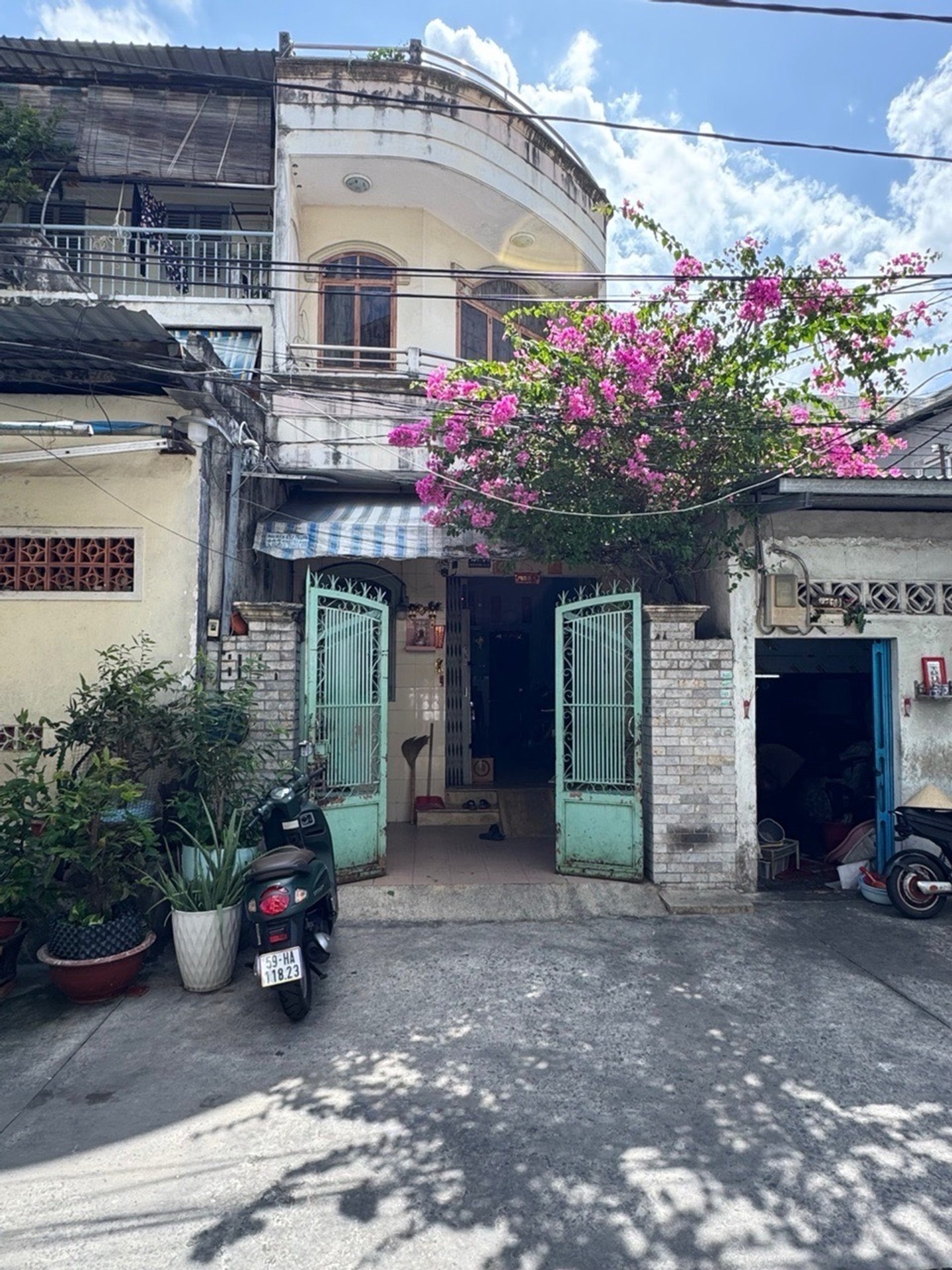 Hẻm thông Lò Siêu, thông Phan Xích Long.
Nhà cứng cáp vài thùng sơn đẹp như mới.