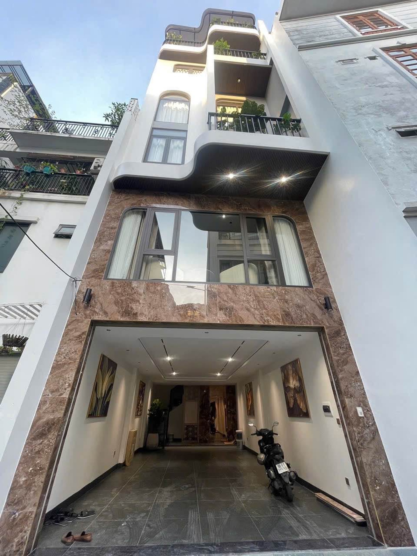 Nhà riêng 7 tầng thiết kế sang trọng tại Tư Đình với thang máy và nội thất cao cấp