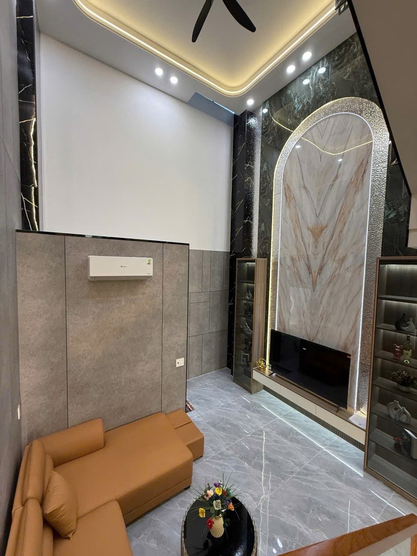 Nhà mặt tiền 7 tầng Tân Thới Nhất, kinh doanh đỉnh, giá sốc
