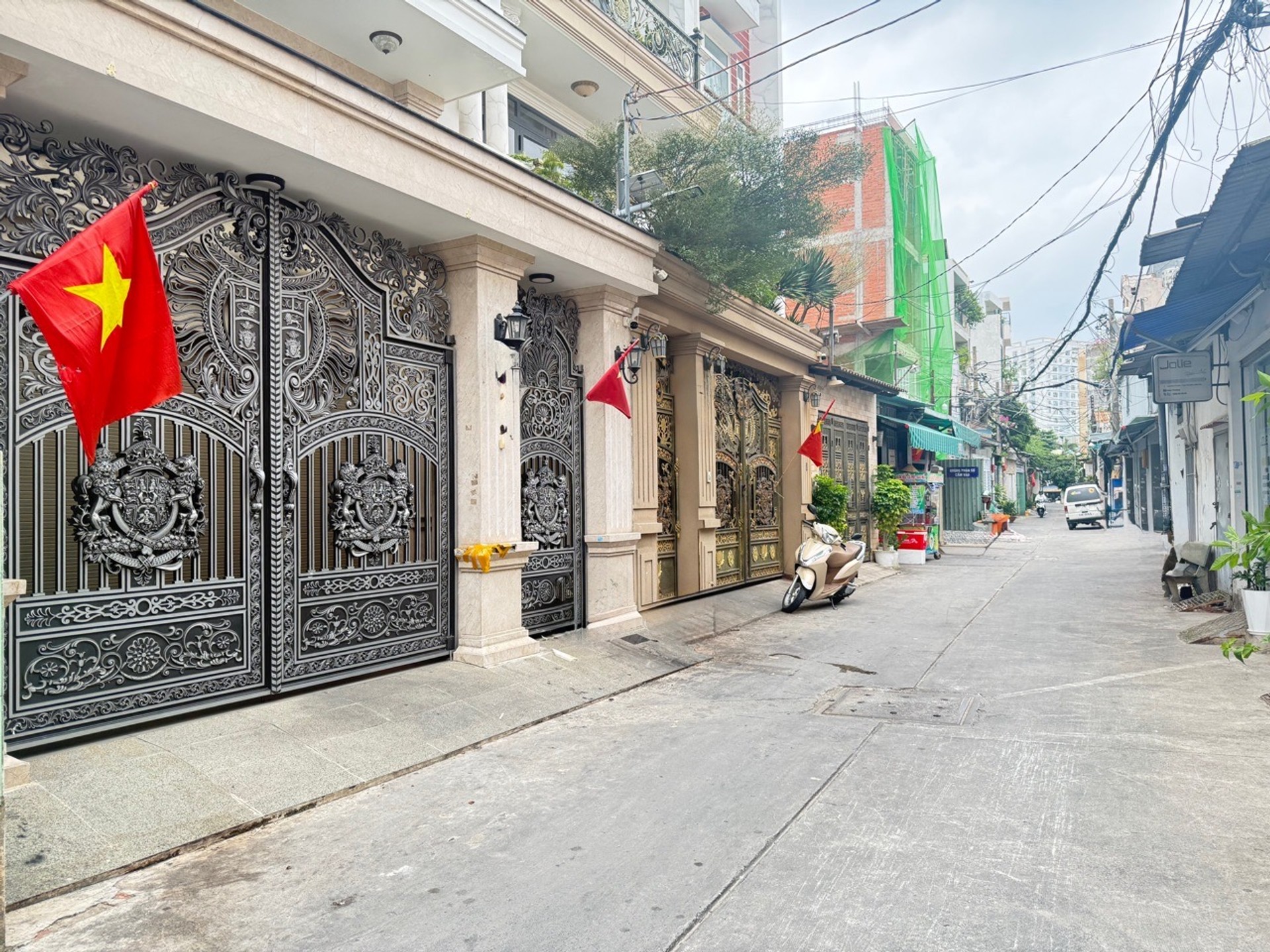 Nhà 3 Tầng Kiên Cố Hẻm Rộng Phú Thọ Hòa Giá Tốt
