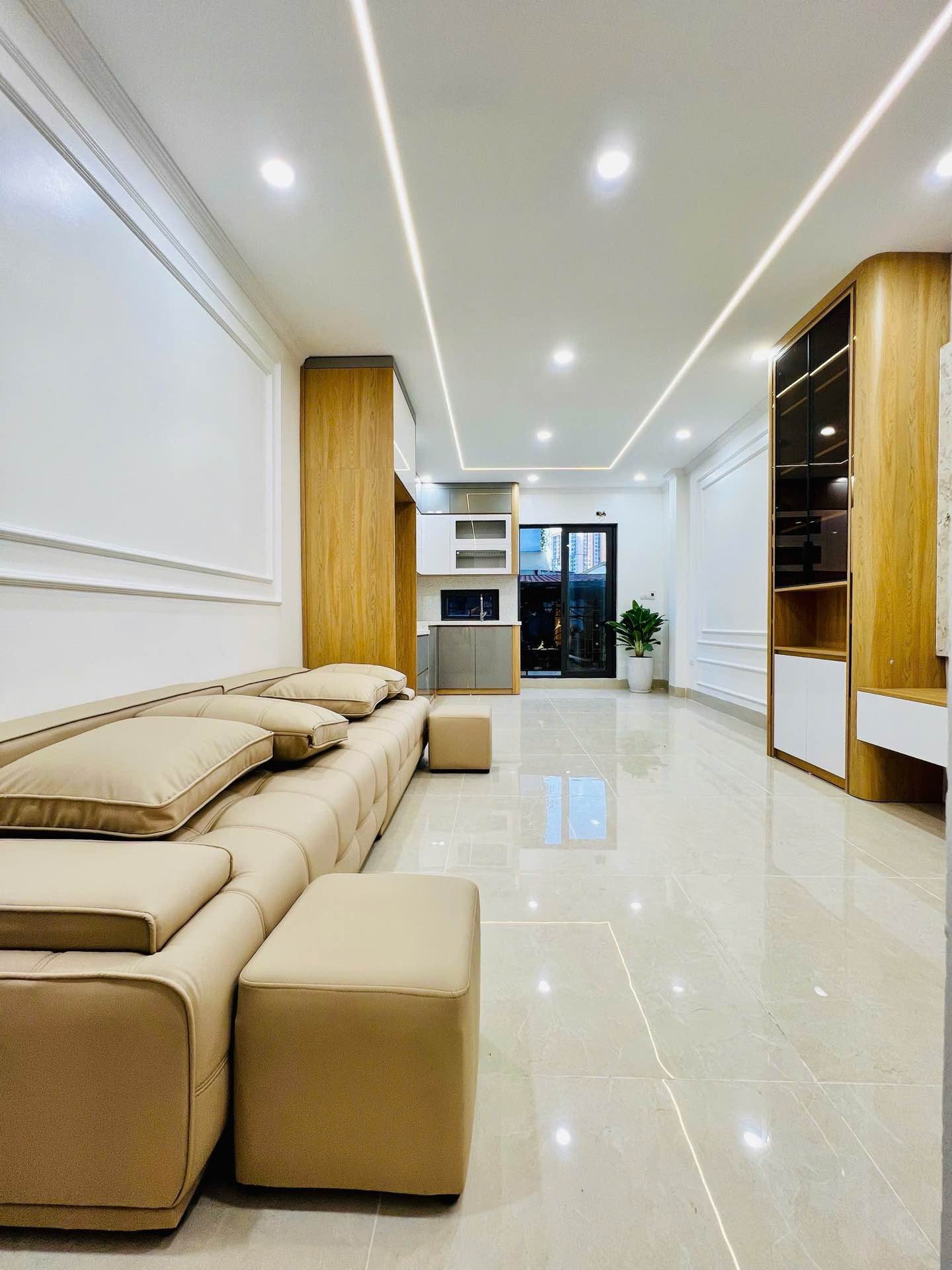 Bán nhà 7 tầng mới xây tại phường Nguyễn Văn Trỗi, nhà có thang máy, ô tô đỗ cửa