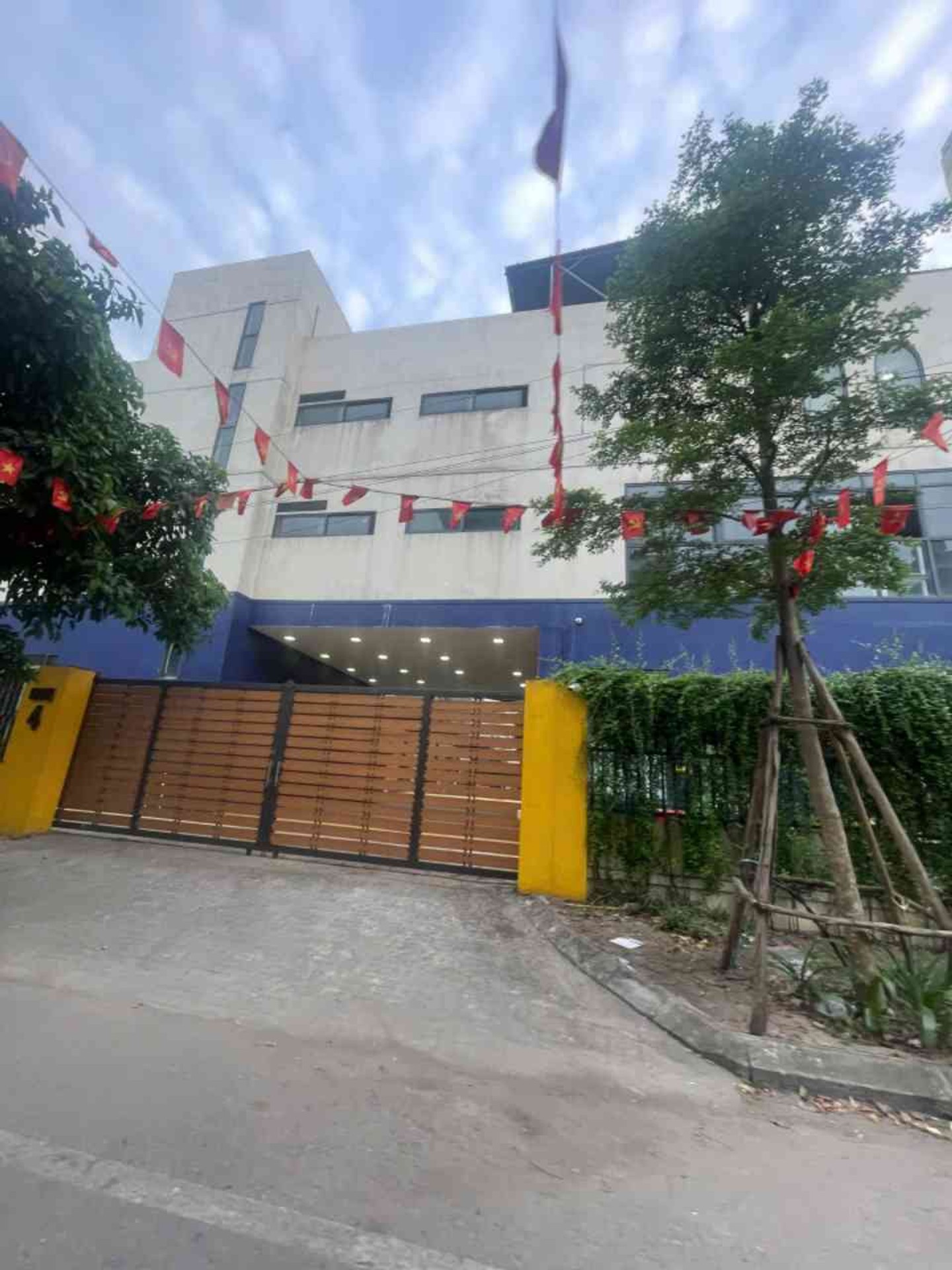 Bán nhà liền kề vị trí đắc địa tại KĐT Văn Khê 83m2, 5 tầng oto, vỉa hè phù hợp kinh doanh và an cư