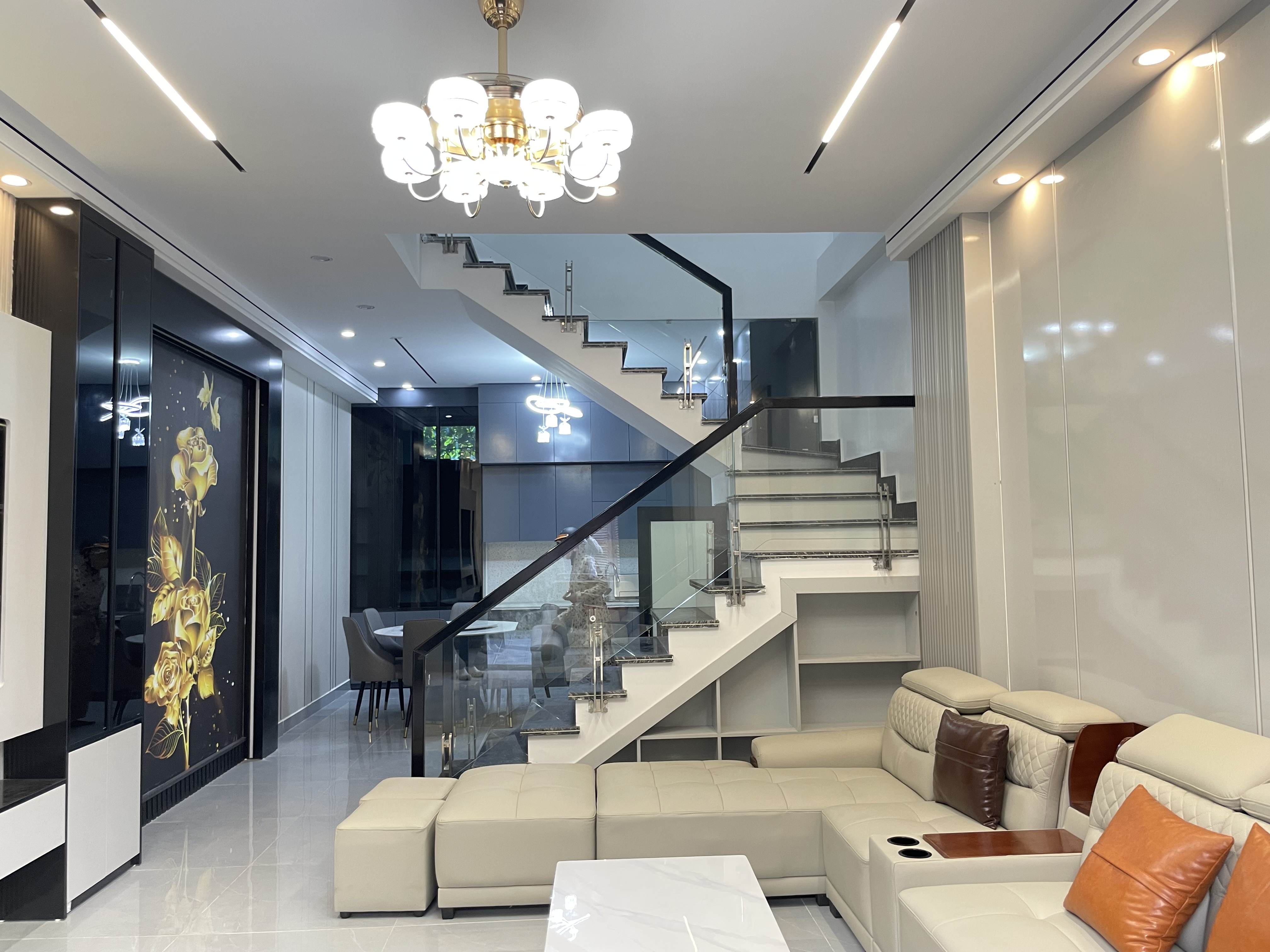 Nhà mặt phố 3 tầng hiện đại, tặng full nội thất, sẵn ở ngay