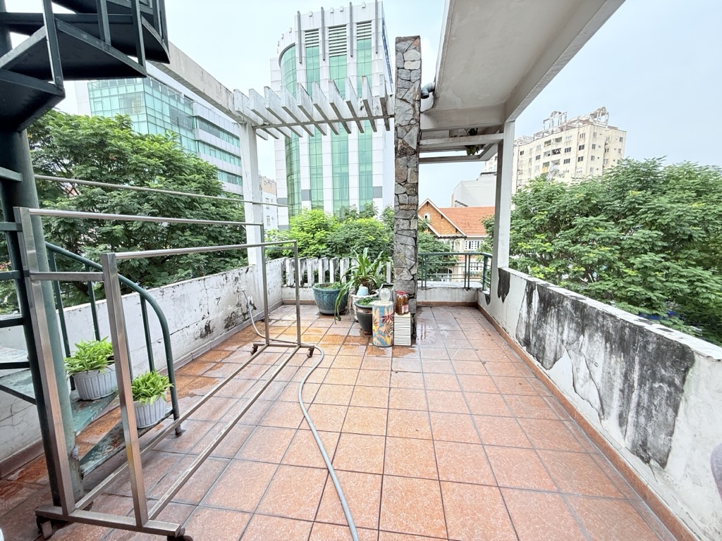 Bán nhà mặt phố Lê Văn Sỹ, khu vực kinh doanh sầm uất, 2 căn liền kề, pháp lý chuẩn