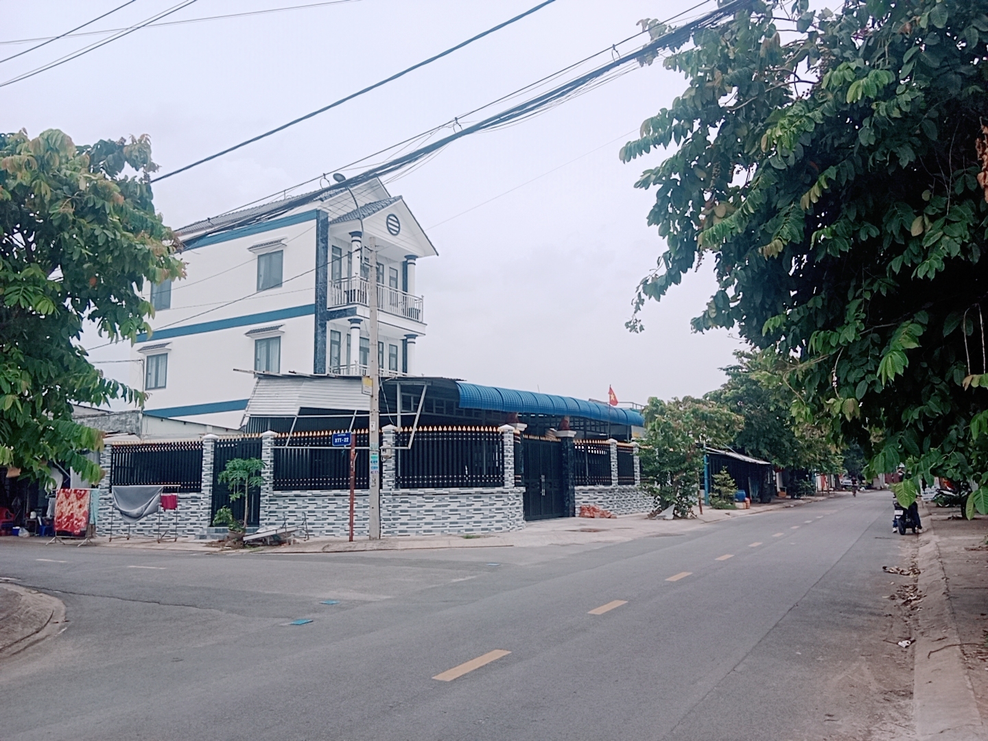 Nhà 2 Tầng Hẻm Xe Hơi Gần Chợ Xuân Thới Thượng, Tiện Nghi Đầy Đủ