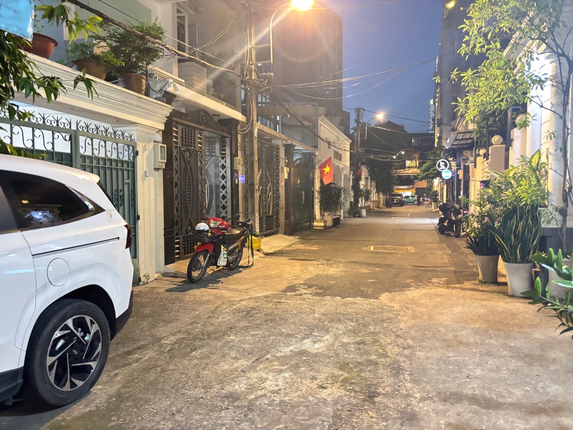 NHÀ 3 TẦNG ĐÚC BÊ TÔNG CỐT THÉP
- HXH 6M- THÔNG ĐẶNG VĂN NGỮ KHU VIP - 3 TẨNG