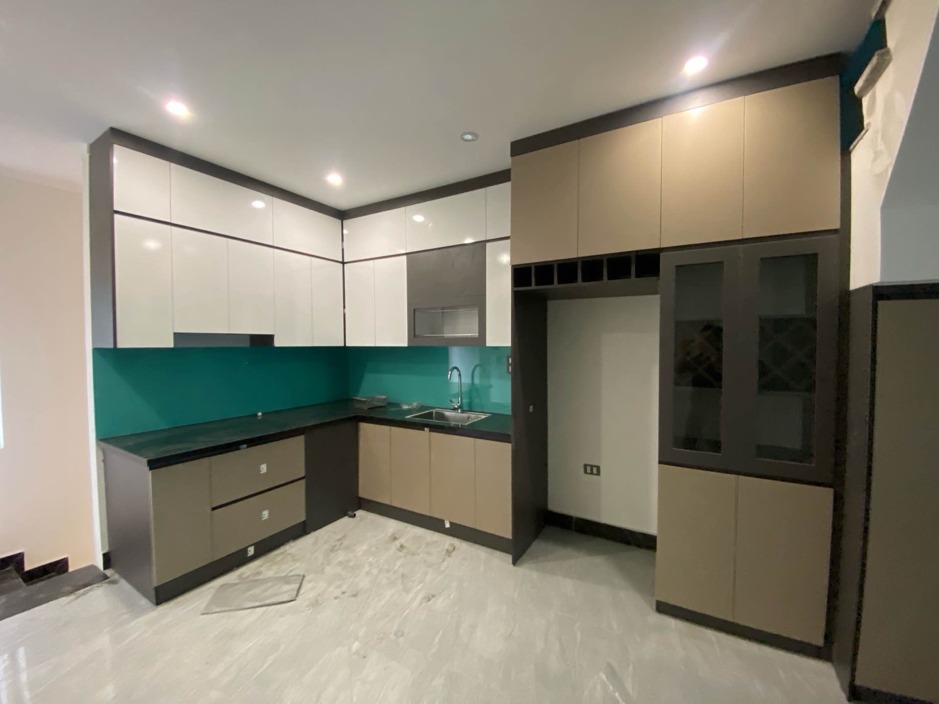 Nhà 5 tầng thiết kế tân cổ điển gần cầu Nhật Tân, ngõ ô tô rộng rãi, giá 5.5 tỷ