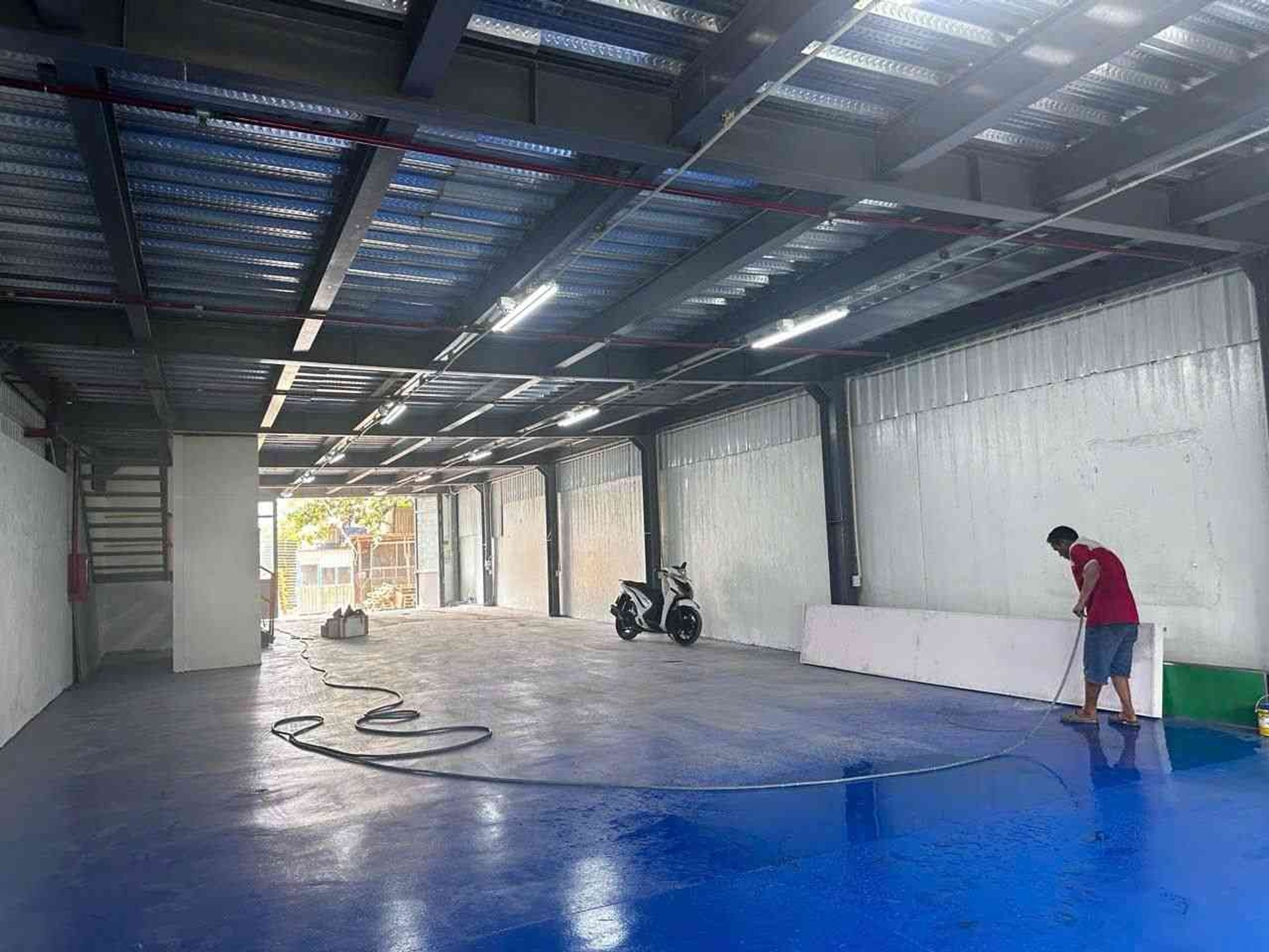 Nhà Xưởng 2 Tầng Mặt Tiền Rộng, Vị Trí Đắc Địa tại Thủ Đức