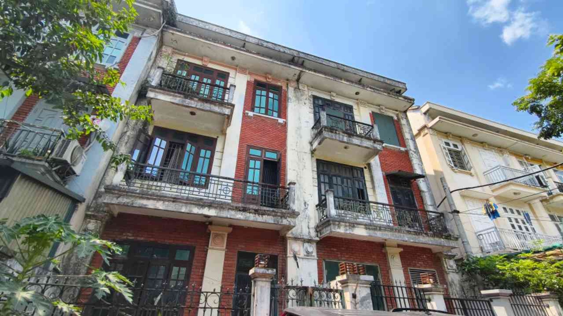BÁN NHÀ LIỀN KỀ ĐỨC GIANG, VIỆT HƯNG 92.4M2- 3 TẦNG - VỈA HÈ, Ô TÔ TRÁNH - 16.9 Tỷ