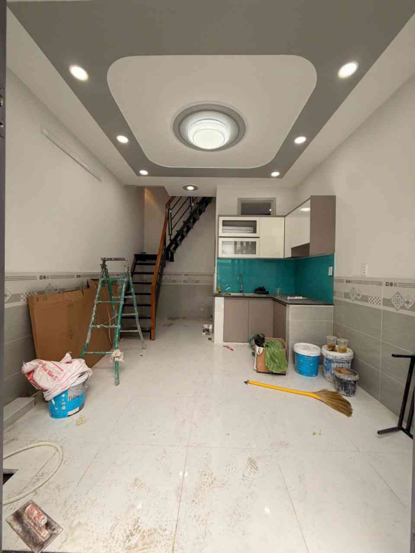Bán nhà 3 tầng mới xây, 2 phòng ngủ, hẻm xe hơi trung tâm Tân Bình