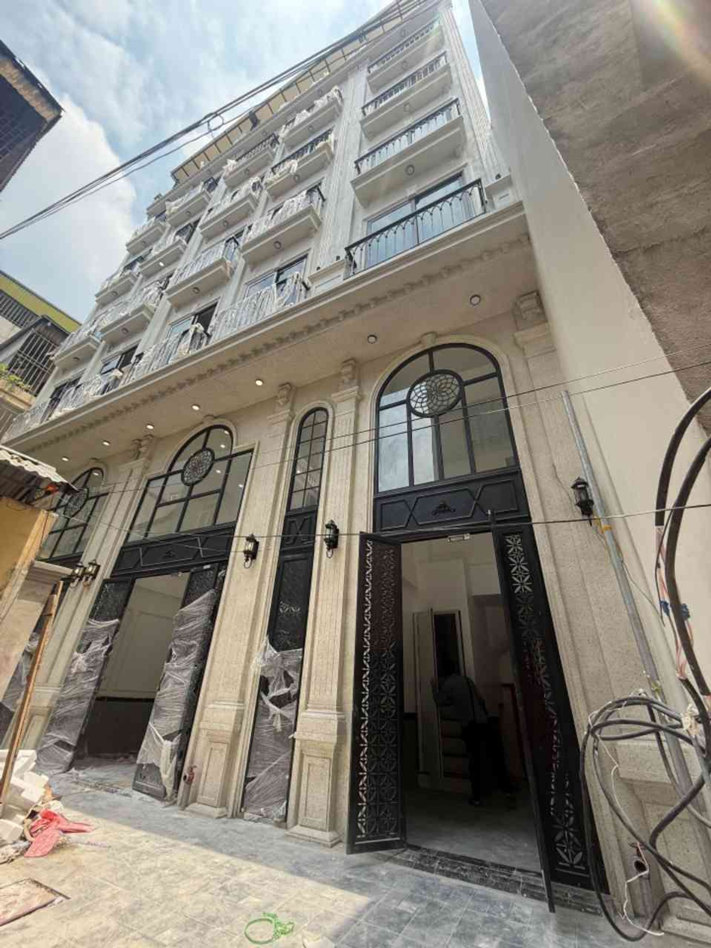 - Trương Định, 10 phòng khép kín, thang máy, ô tô vào nhà