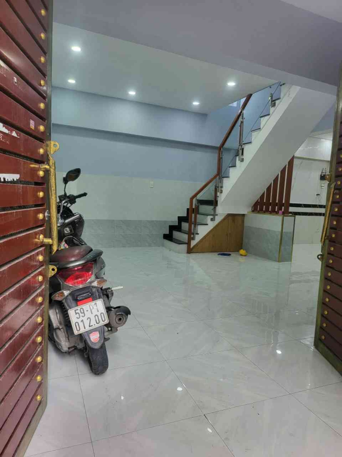 Nhà góc 2 mặt tiền Đồng Đen hẻm xe hơi cực thoáng