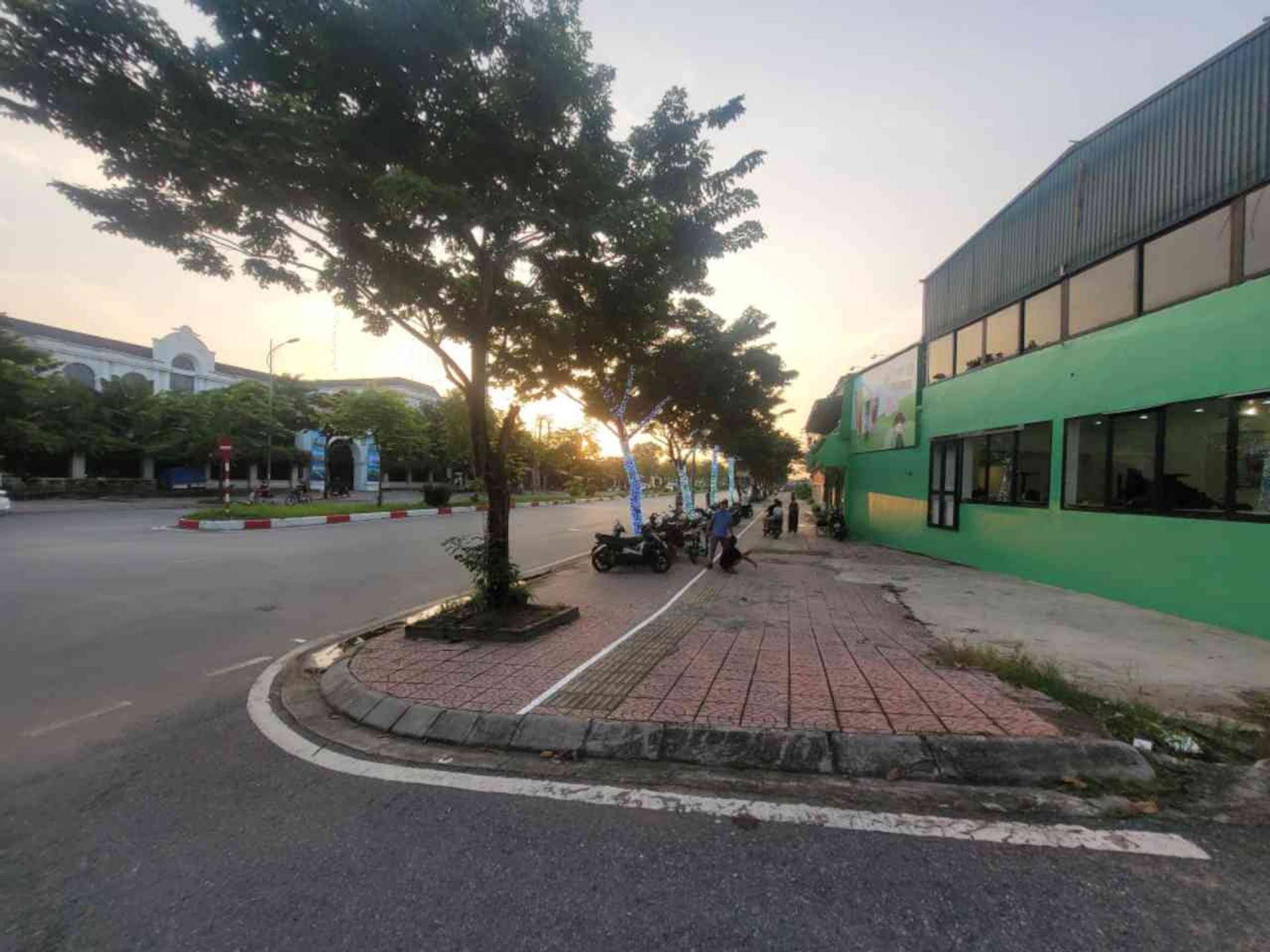 Nhà mặt phố lô góc siêu rộng, kinh doanh đỉnh ở trung tâm