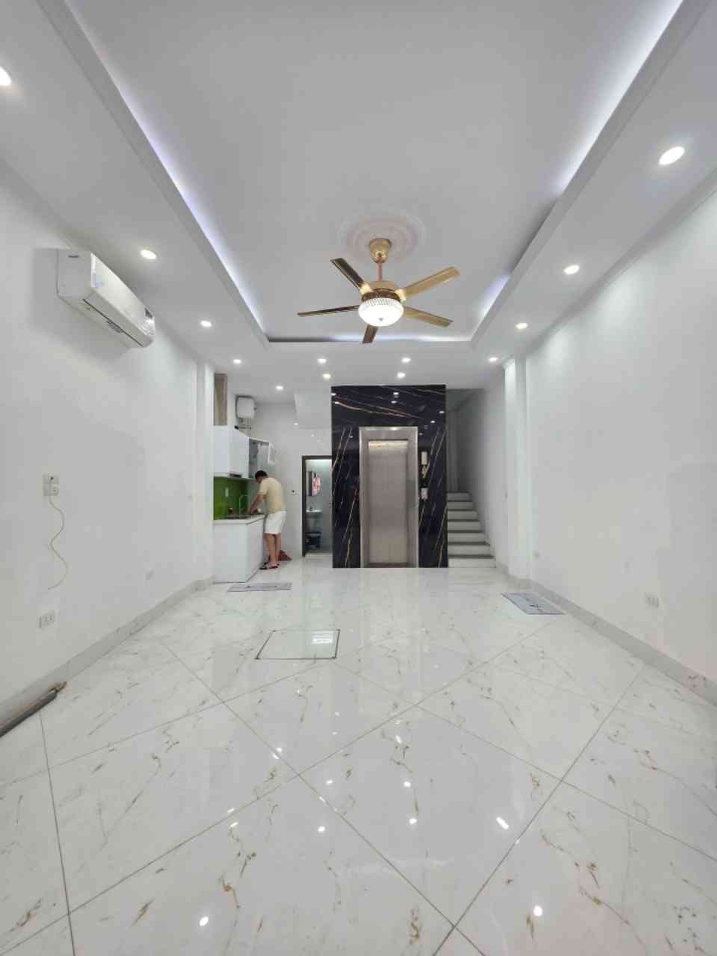 Nhà 6 tầng có thang máy tại khu Ngoại Giao Đoàn, vị trí lô góc thuận tiện