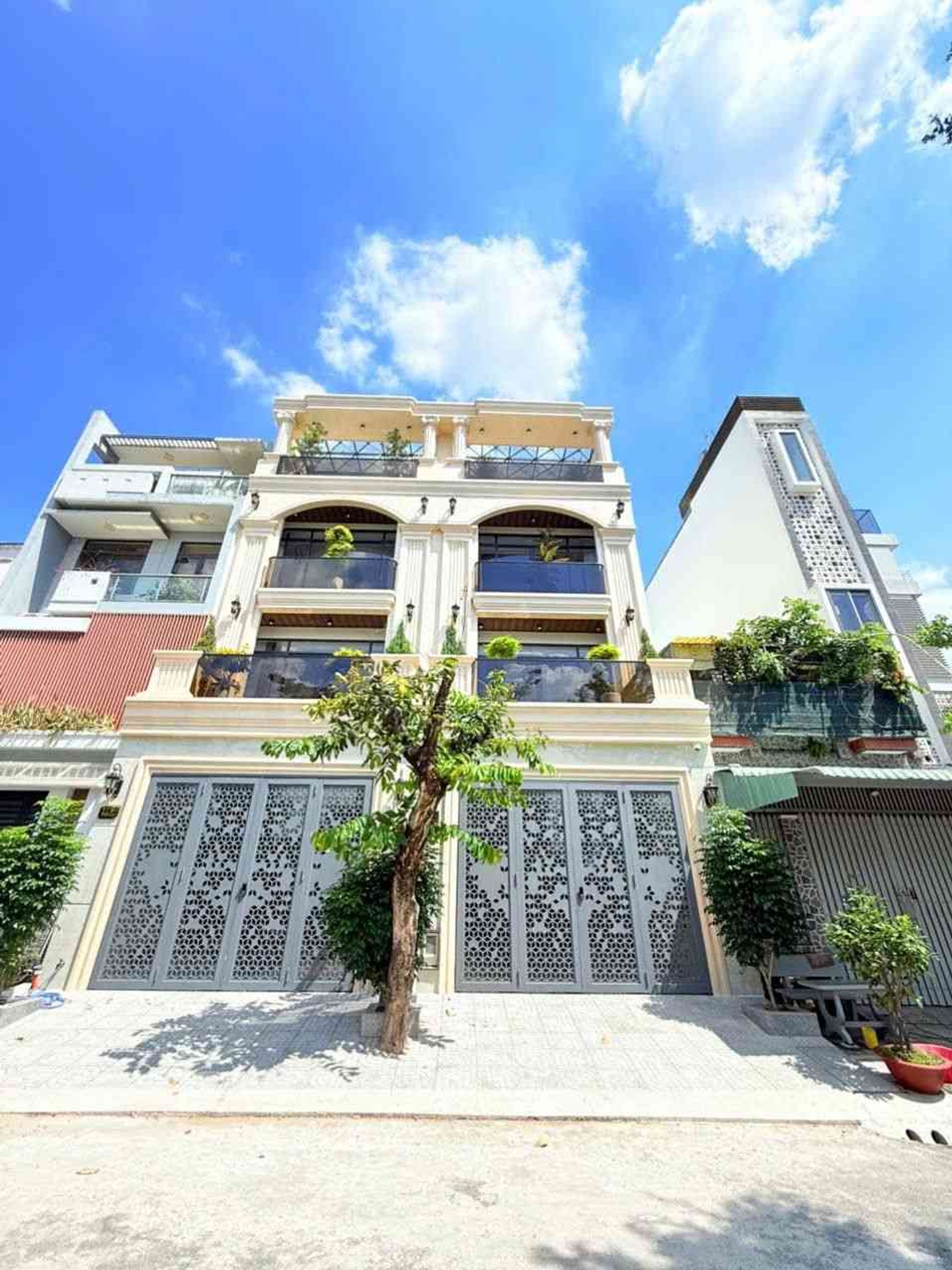 Cơ hội sở hữu nhà mặt phố 4 tầng view hồ tại Quận 7 giá hấp dẫn