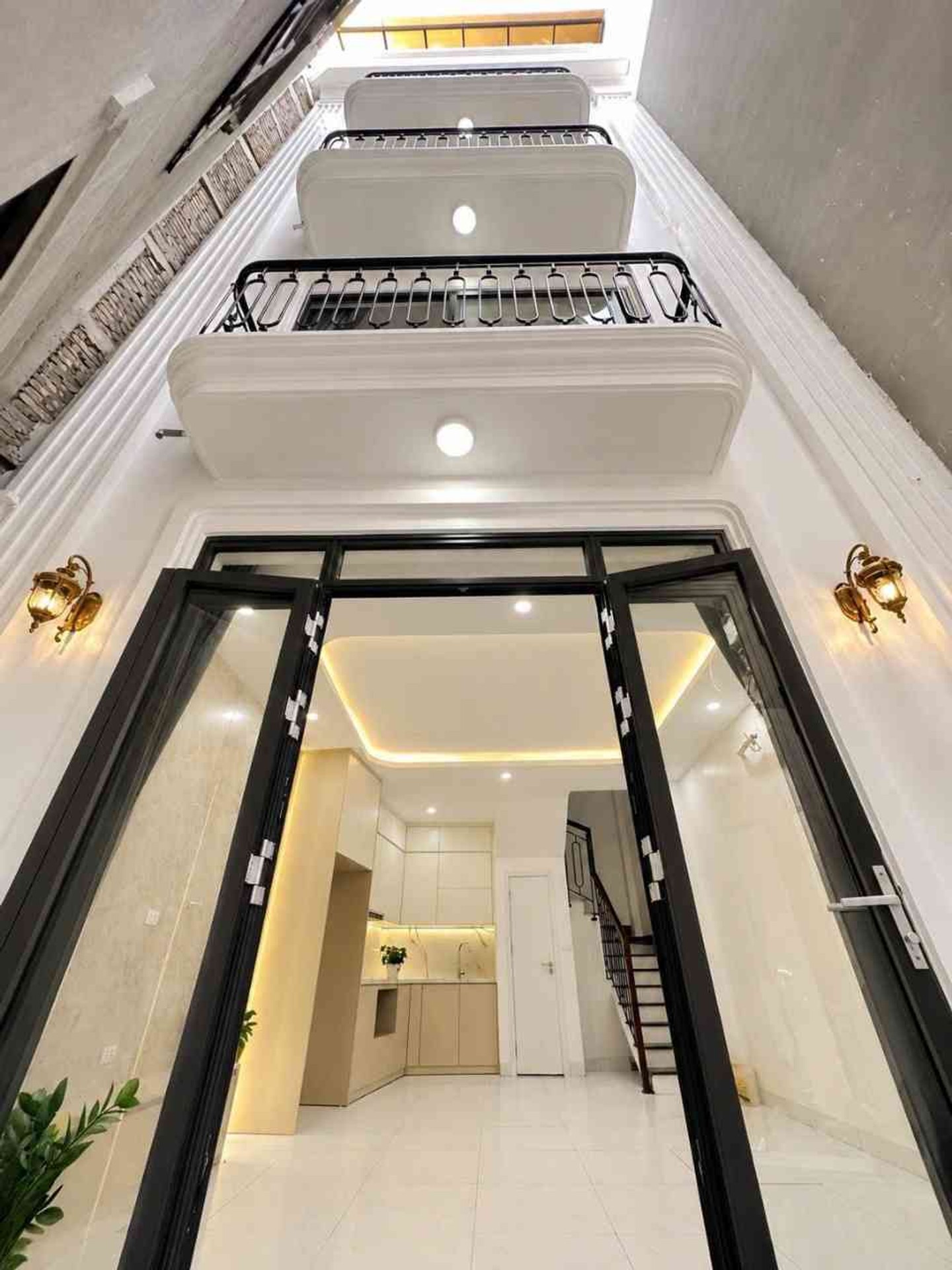 Nhà riêng 36m2 x 5 tầng hiếm có, mặt tiền rộng tại trung tâm Nguyễn Đức Cảnh, vào ở ngay.
