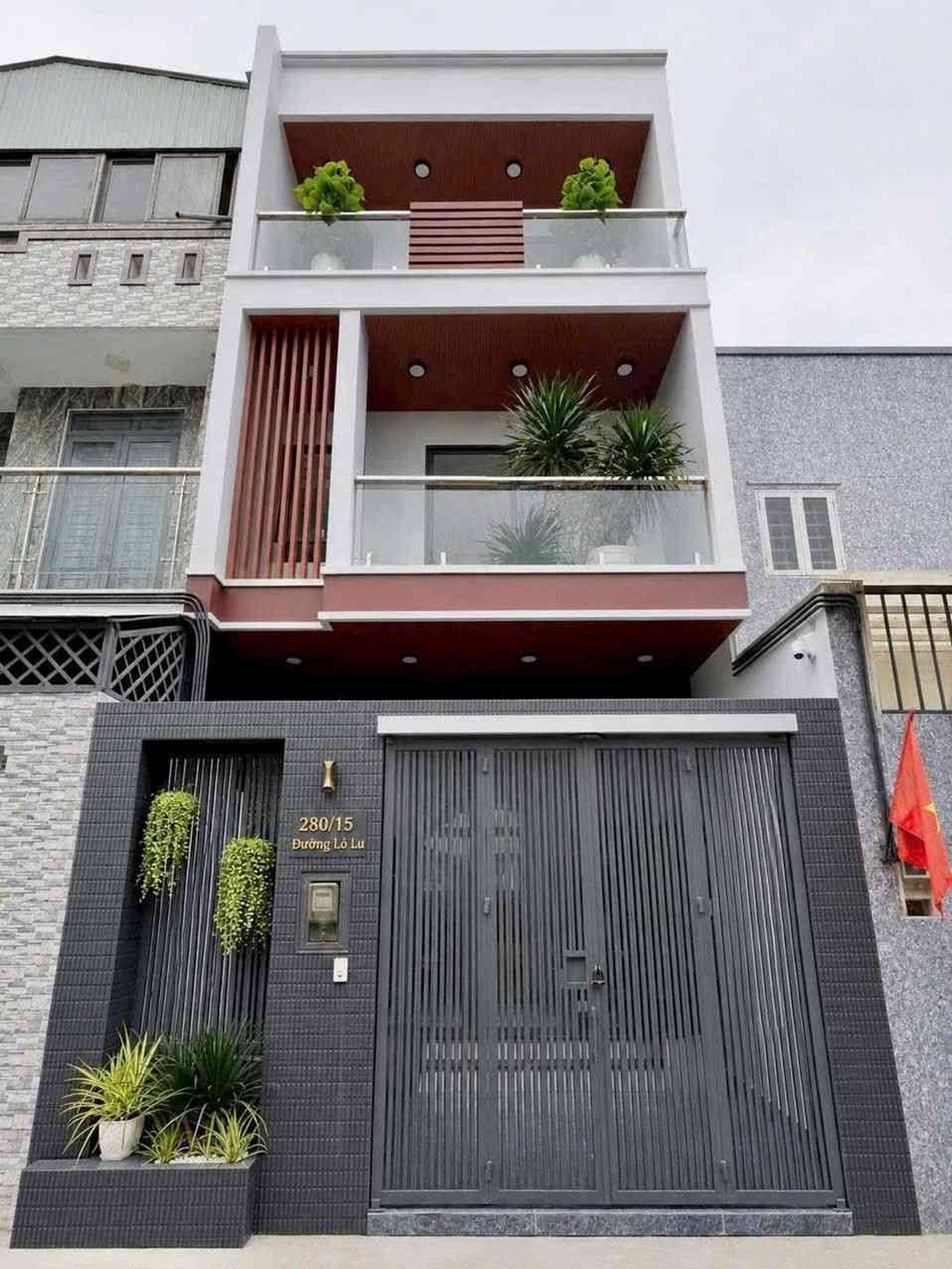 nhà gần mặt tiền đường Lò Lu mặt phố 3 tầng gần vin, diện tích 80m2, giá 8,2 tỷ đồng