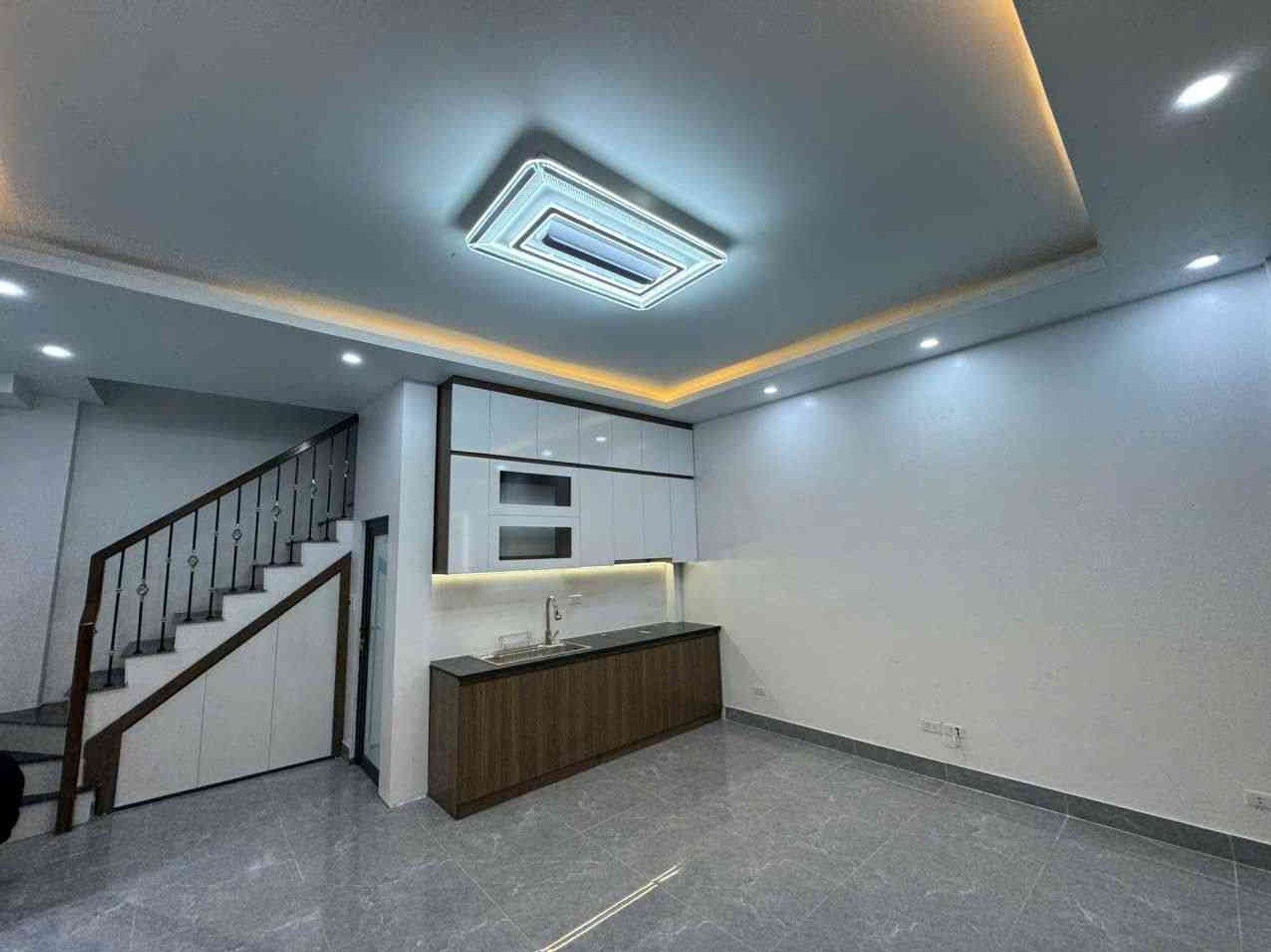 Bán nhà 5 tầng mặt ngõ kinh doanh Hồ Tùng Mậu, Cầu Giấy, diện tích 34m²