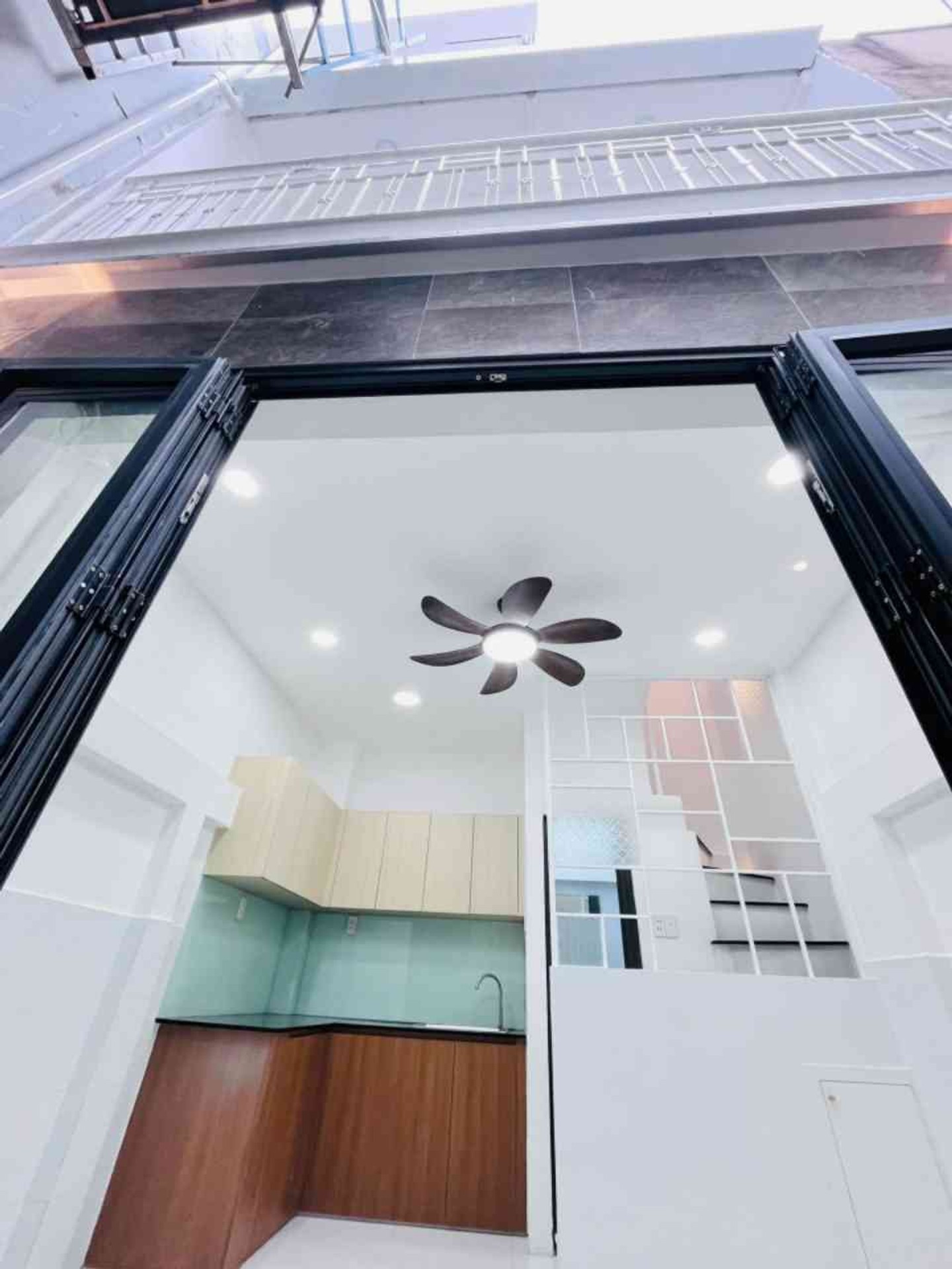 Bán nhà riêng 3 tầng tại Phường Bình Đông, Quận 8, diện tích 14.8 m2, giá 2.39 tỷ