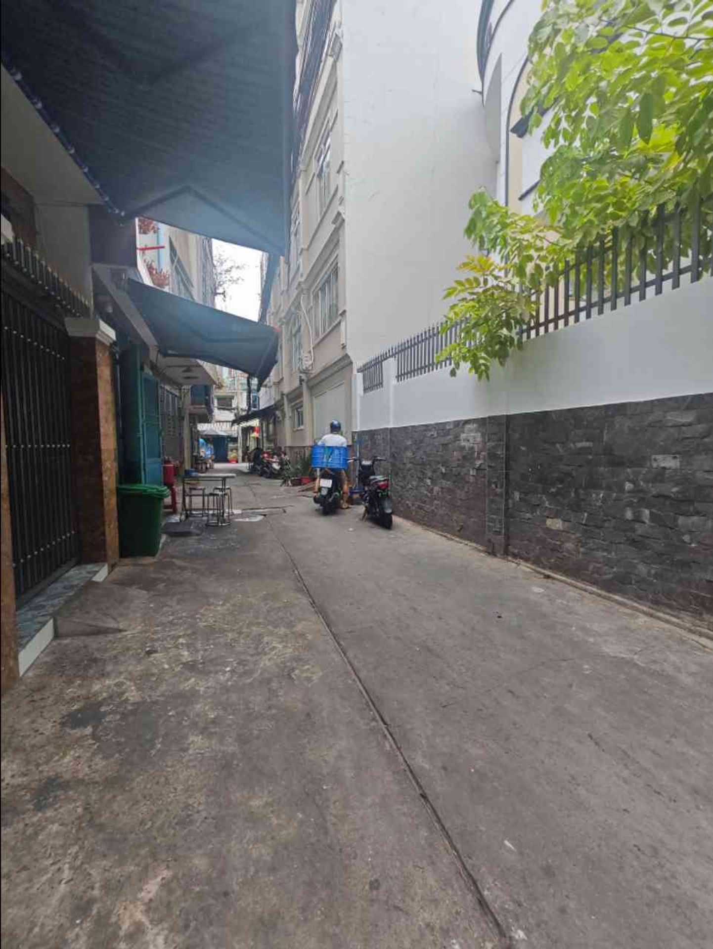 Nhà xinh Lạc Long Quân, giá siêu hấp dẫn, cách bãi ô tô 50m