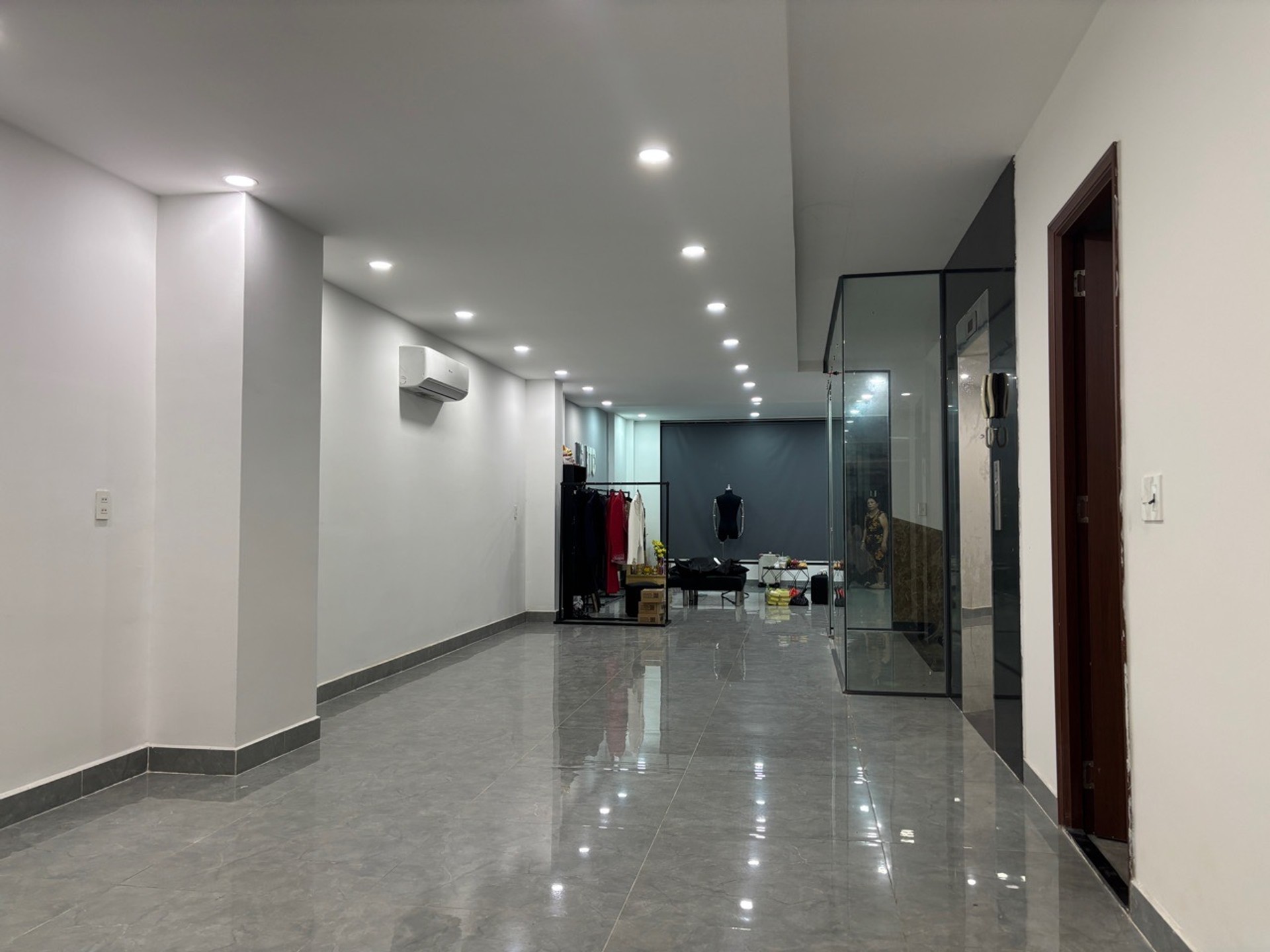 Nhà mặt phố 6 tầng, 11PN, giá 37 tỷ, gần sân bay