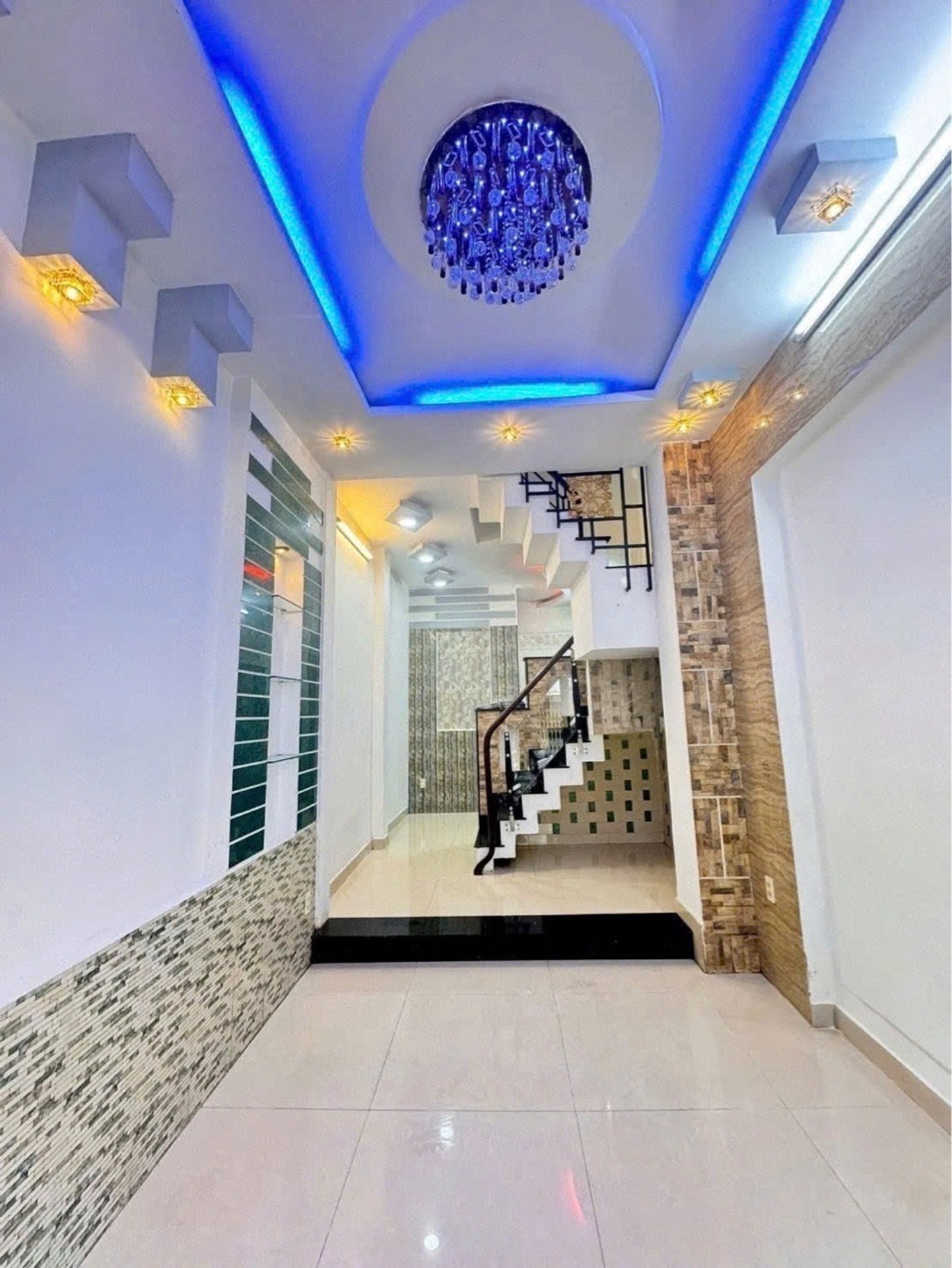 Nhà 4 tầng xinh xắn trong hẻm Nguyễn Thị Minh Khai, Q3