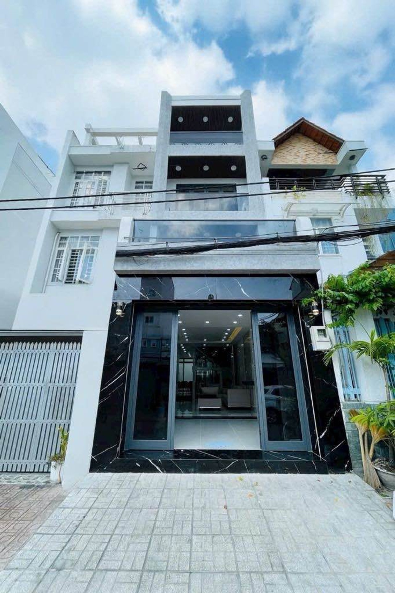Siêu phẩm nhà mặt phố 4 tầng thang máy tại quận 7, giá cực hấp dẫn