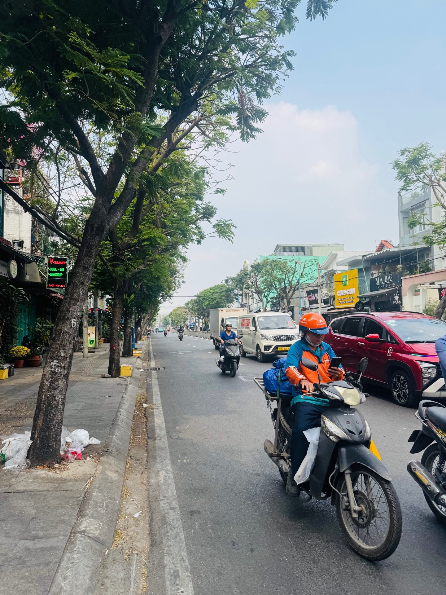 Bán nhà mặt phố gần Đầm Sen, 2 tầng, diện tích 25m2