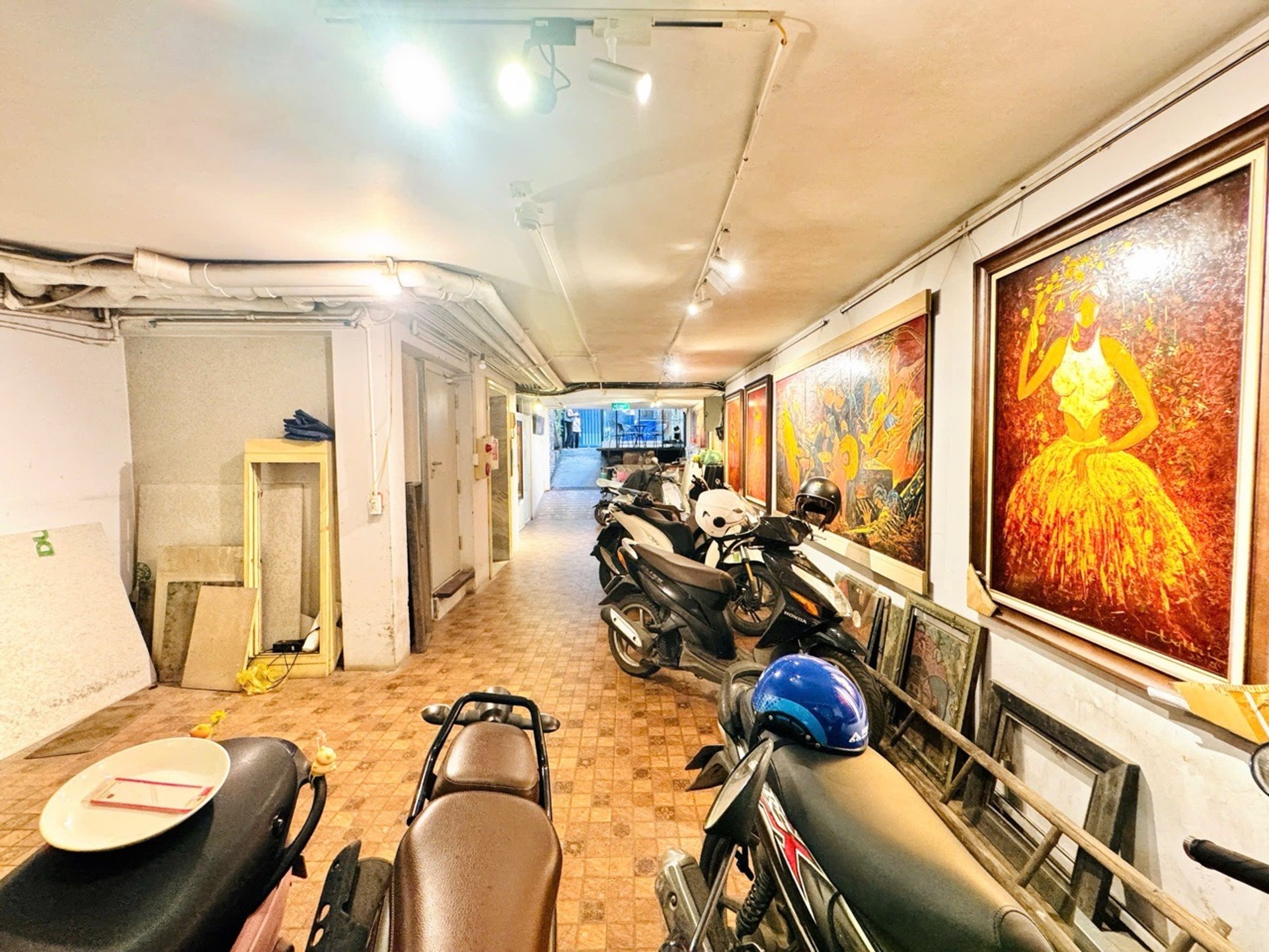 Bán nhà mặt phố 8 tầng thang máy, view Hồ Tây,116m²