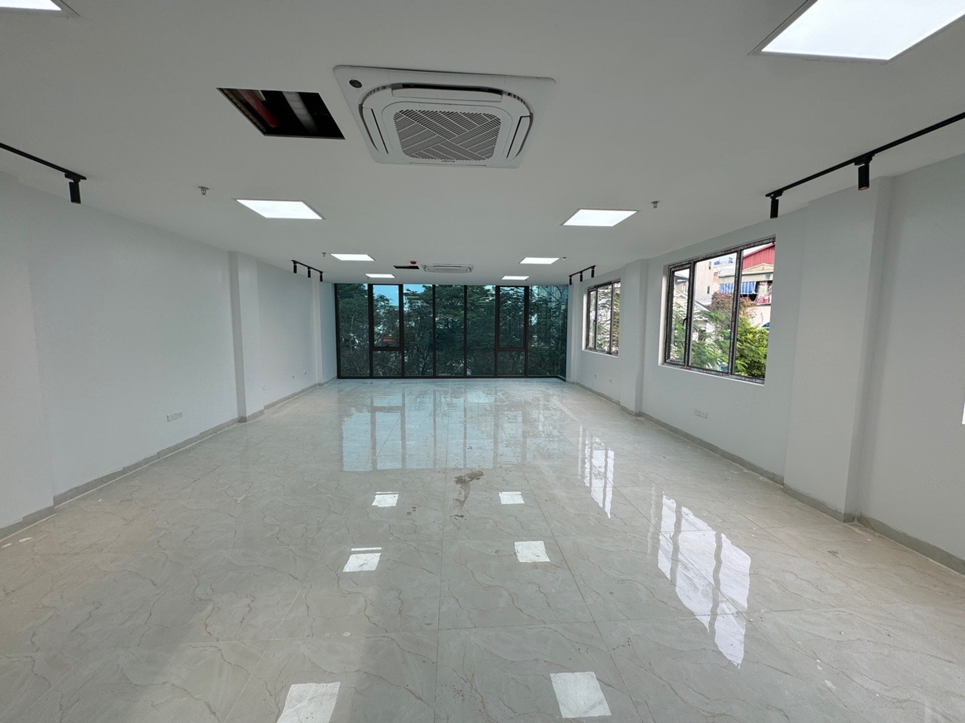 Bán văn phòng 7 tầng tại Cổ Linh, mặt tiền rộng, vị trí trung tâm