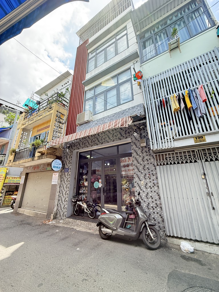 Nhà mặt tiền Quận 3, 4 phòng ngủ, sẵn sàng kinh doanh
