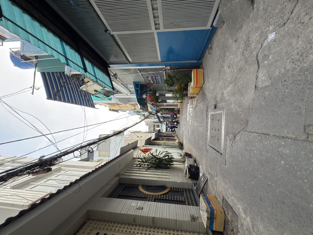 Bán nhà riêng 2 tầng 42m² hẻm rộng tiện lợi khu Lạc Long Quân, giá 5.7 tỷ