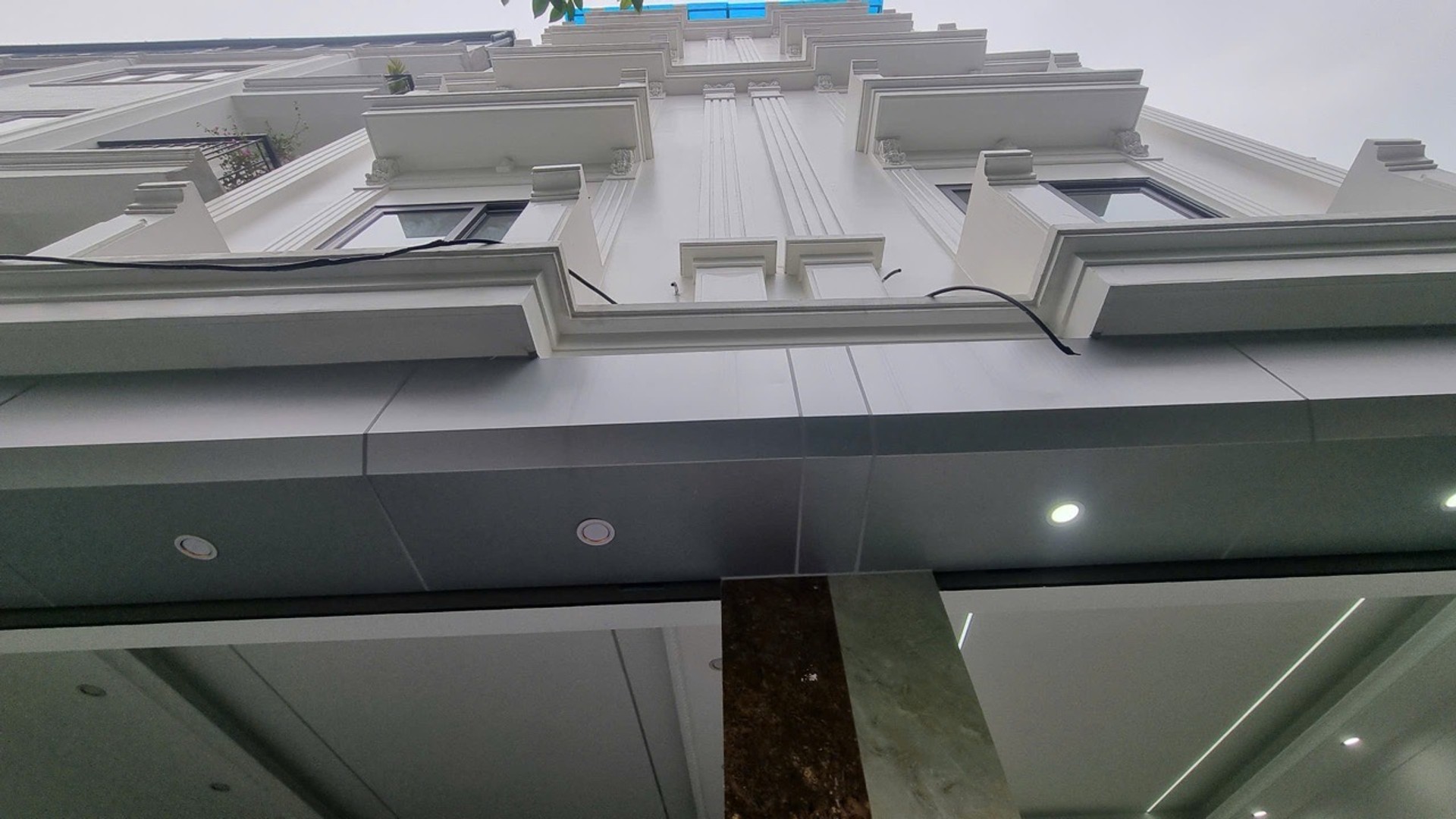 Nhà 6 tầng Bát Khối, ô tô đỗ cửa, gần hồ, thang máy tiện nghi