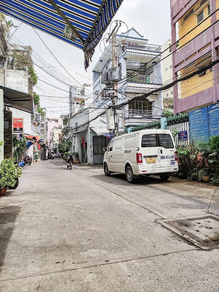 ĐỐI DIỆN CHỢ TÂN BÌNH - 2 TRƯỜNG HỌC TRƯỚC MẶT - VÀI BƯỚC CHẠM MT - HẺM TO VẬT VÃ - DT LỚN (105M)