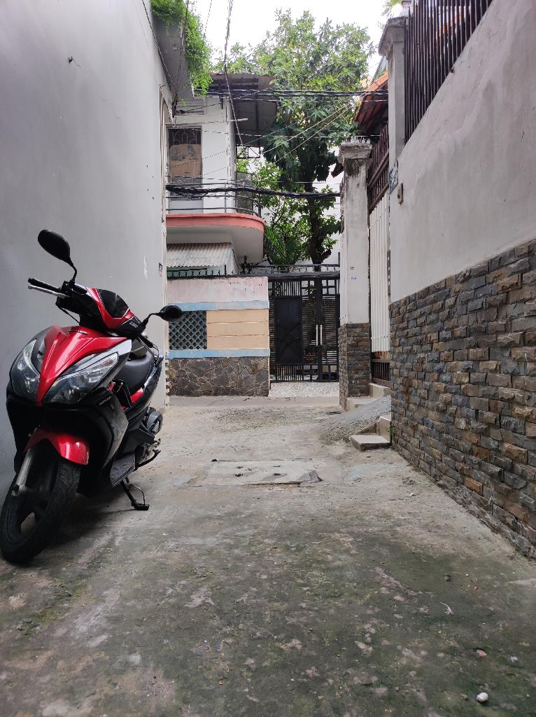 Bán nhà riêng 2 tầng hướng Đông Nam tại Đất Thánh, hẻm rộng, gần chợ và trường học