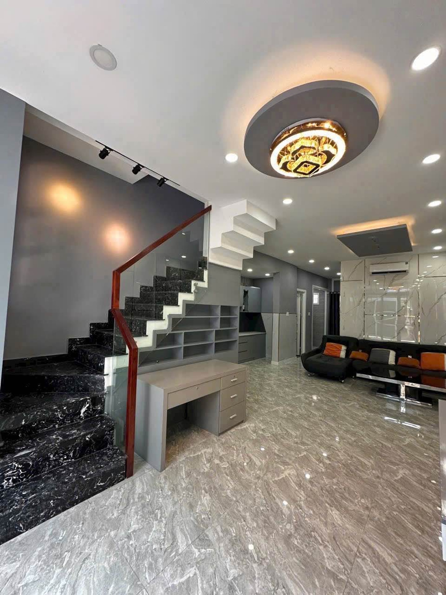 💎Diện tích:(4.2m nở hậu 5.7m)x15mét .
💎1trệt + 2tầng (BTCT)
💎5phòng ngủ + 4 wc 🚾
💎HĐThuê 25t
