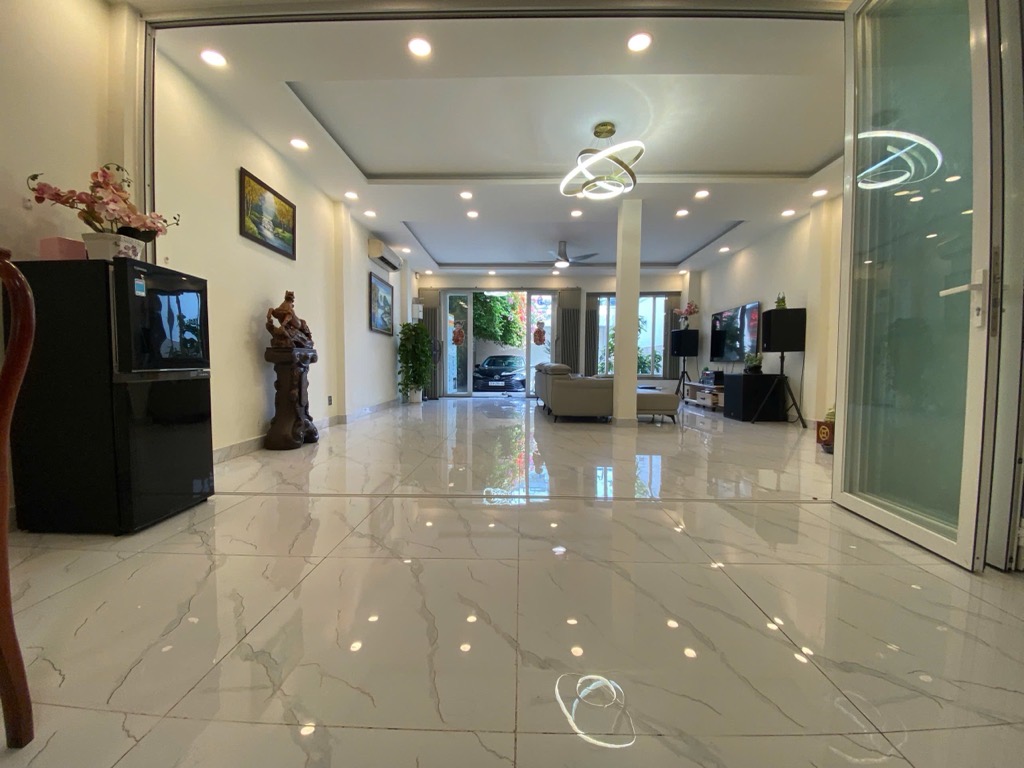 Nhà mặt phố 3 tầng 192m2 tại Bàu Cát 2 giá tốt