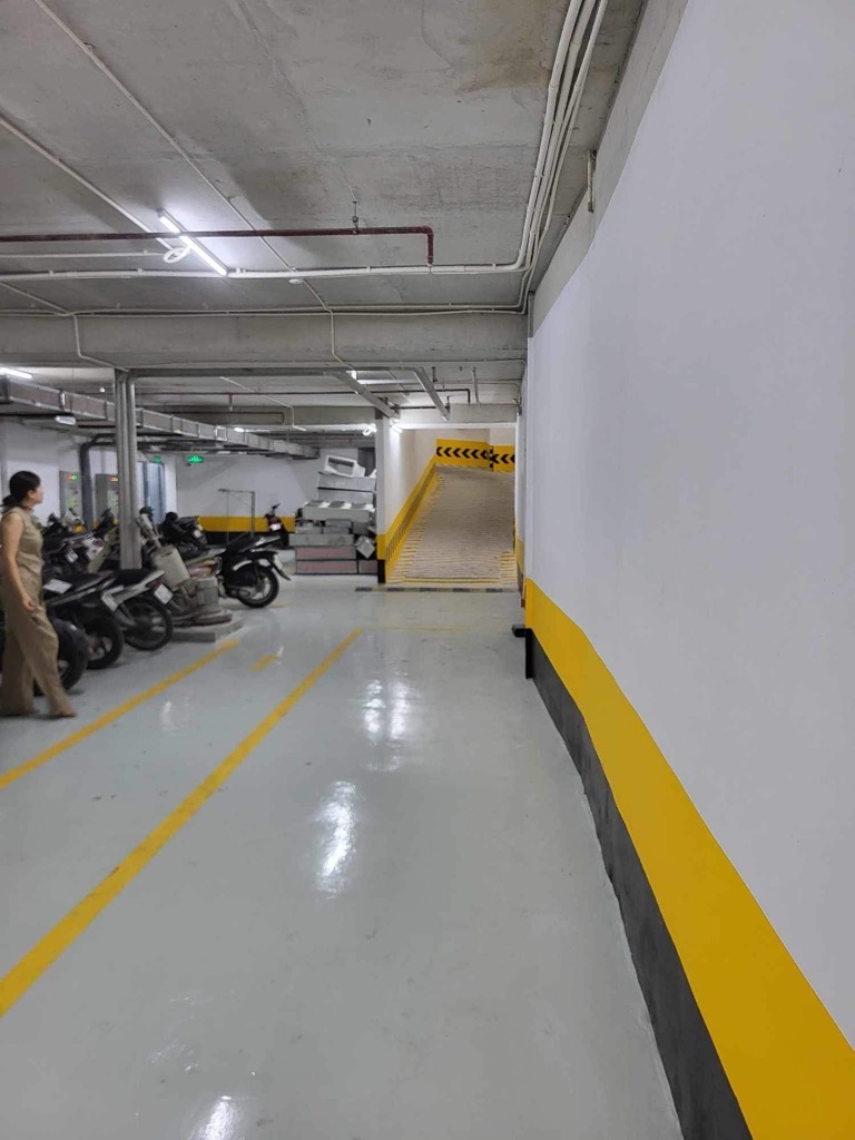 Tòa Nhà Văn Phòng Mặt Phố Đẳng Cấp với Vỉa Hè Rộng và Vị Trí Kinh Doanh Sầm Uất